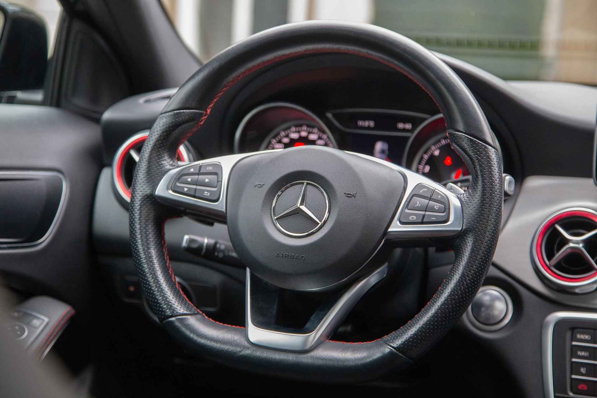 Mercedes-Benz GLA-klasse 180 AMG Pano | Trekhaak | Stoelverw | 2e eign nieuwstaat - 39/55