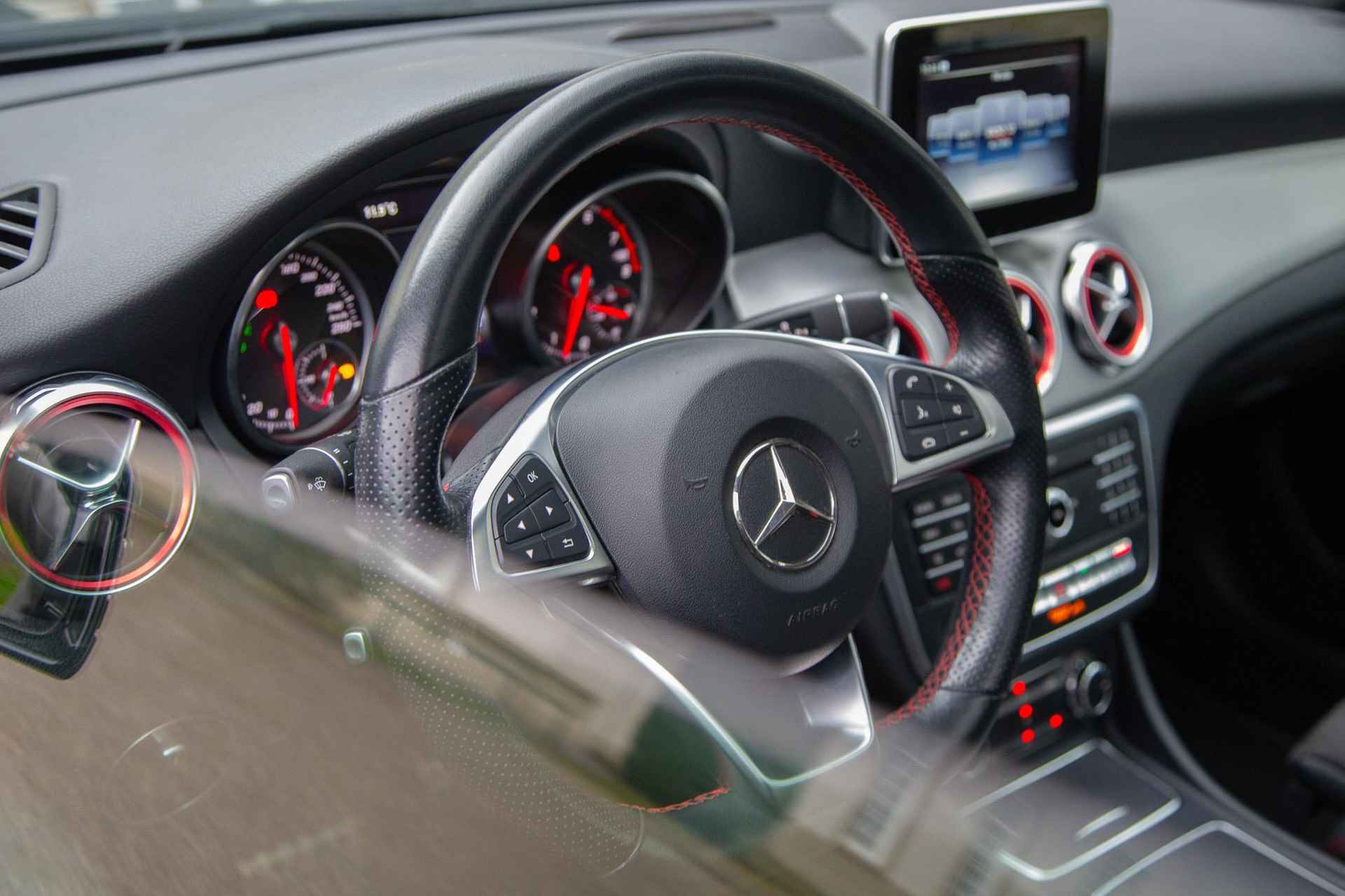 Mercedes-Benz GLA-klasse 180 AMG Pano | Trekhaak | Stoelverw | 2e eign nieuwstaat - 42/55