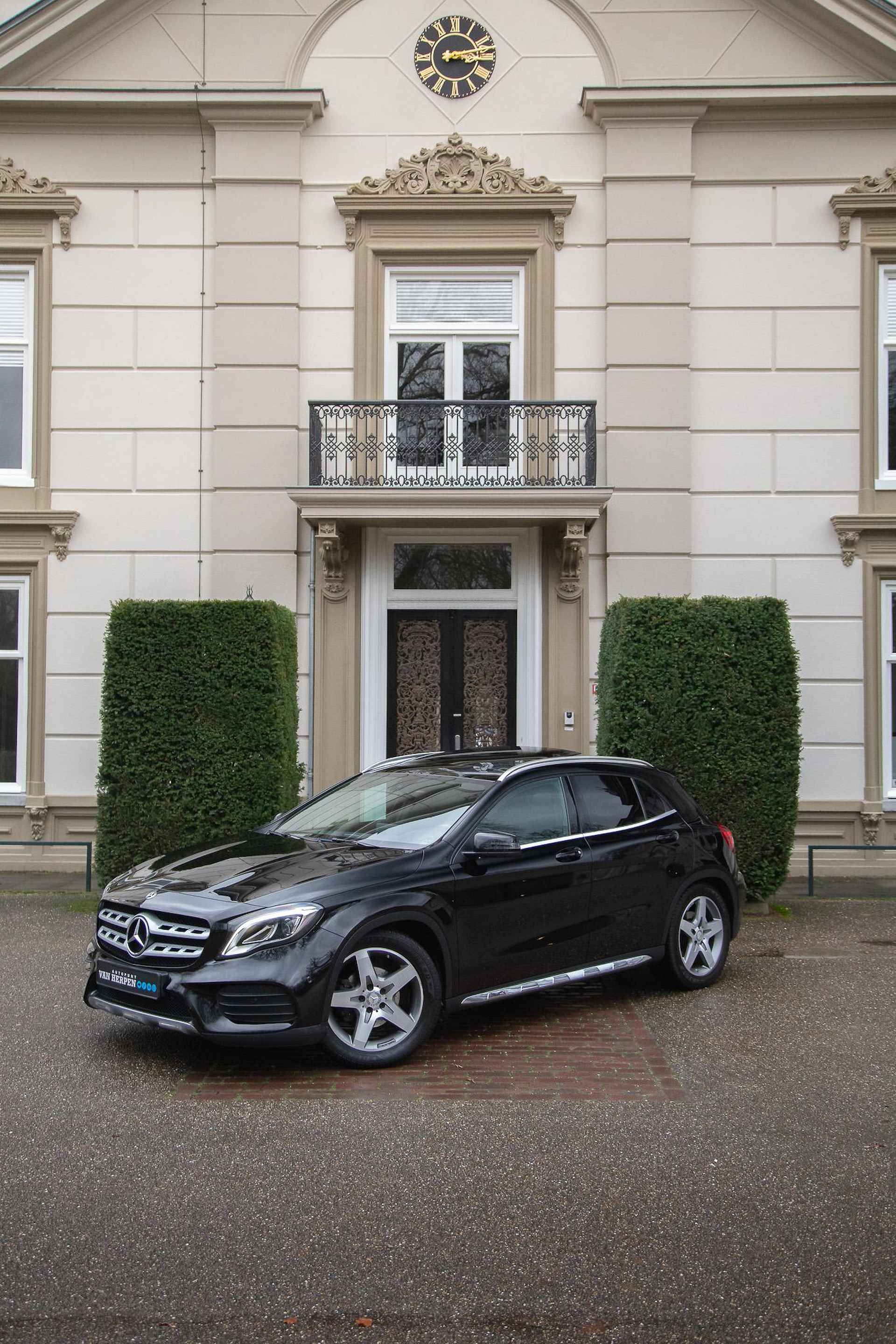 Mercedes-Benz GLA-klasse 180 AMG Pano | Trekhaak | Stoelverw | 2e eign nieuwstaat - 46/55