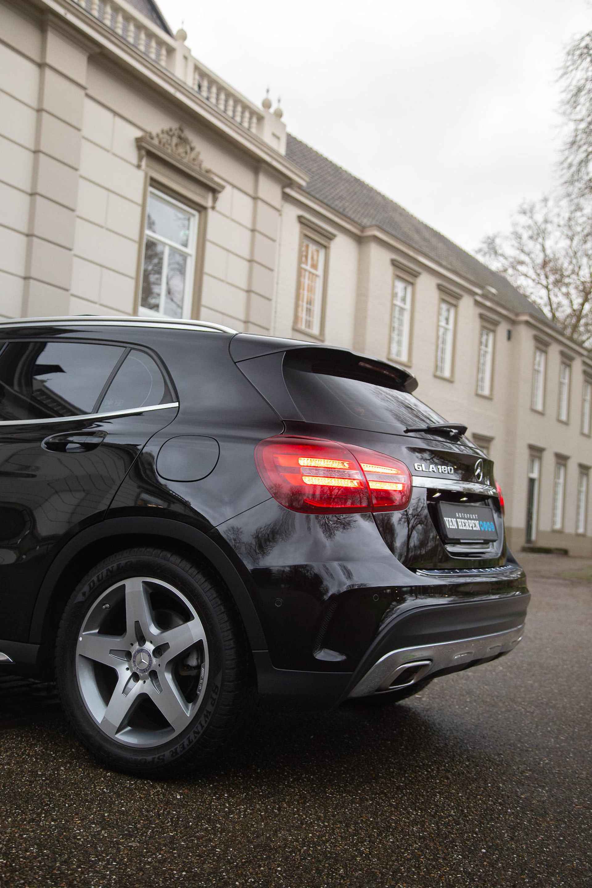 Mercedes-Benz GLA-klasse 180 AMG Pano | Trekhaak | Stoelverw | 2e eign nieuwstaat - 49/55