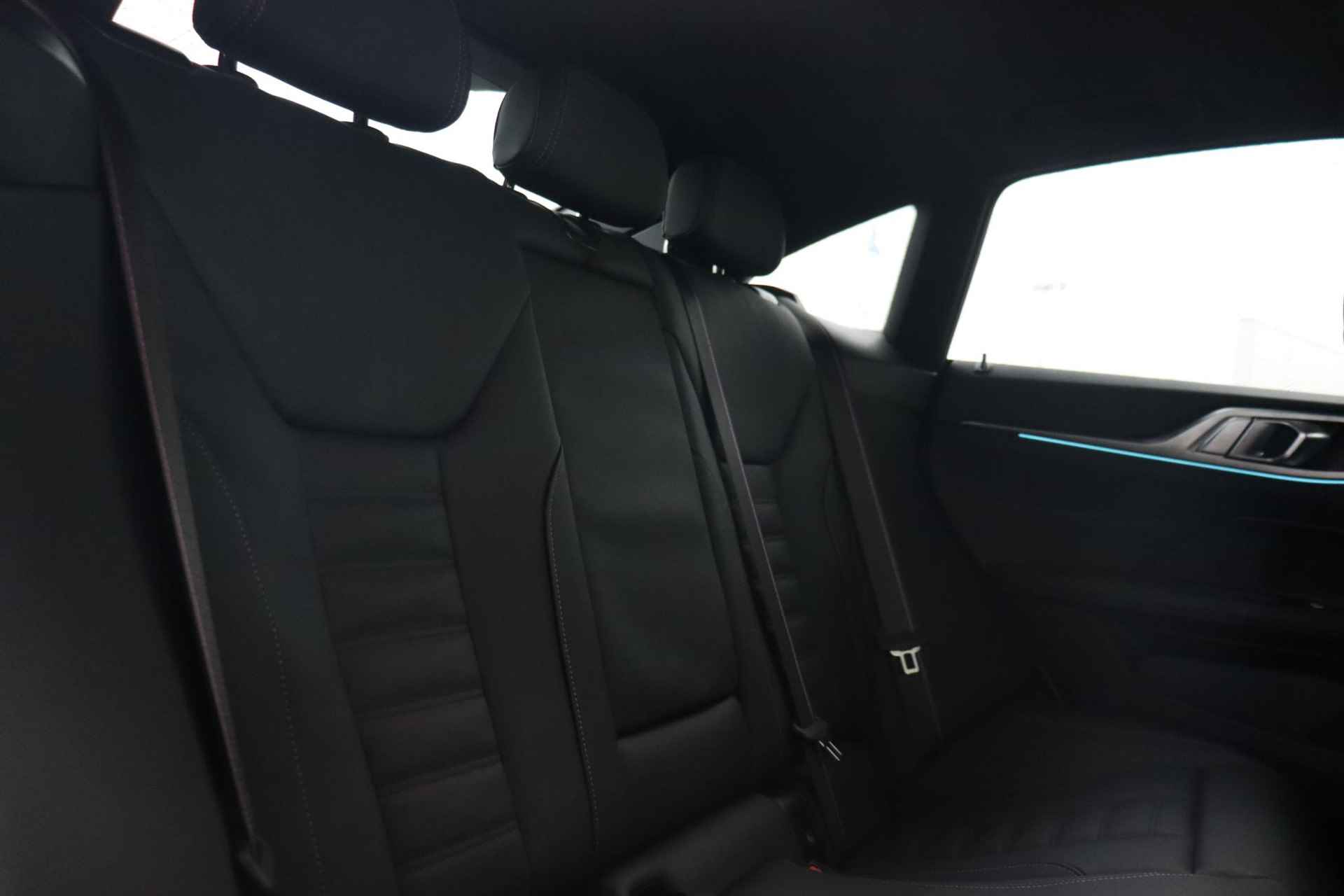 BMW i4 eDrive35 High Executive 70 kWh M-Sportpakket / Schuif - Kanteldak / Comfor Access / Extra Getint Glas / HIFI / - 13/34