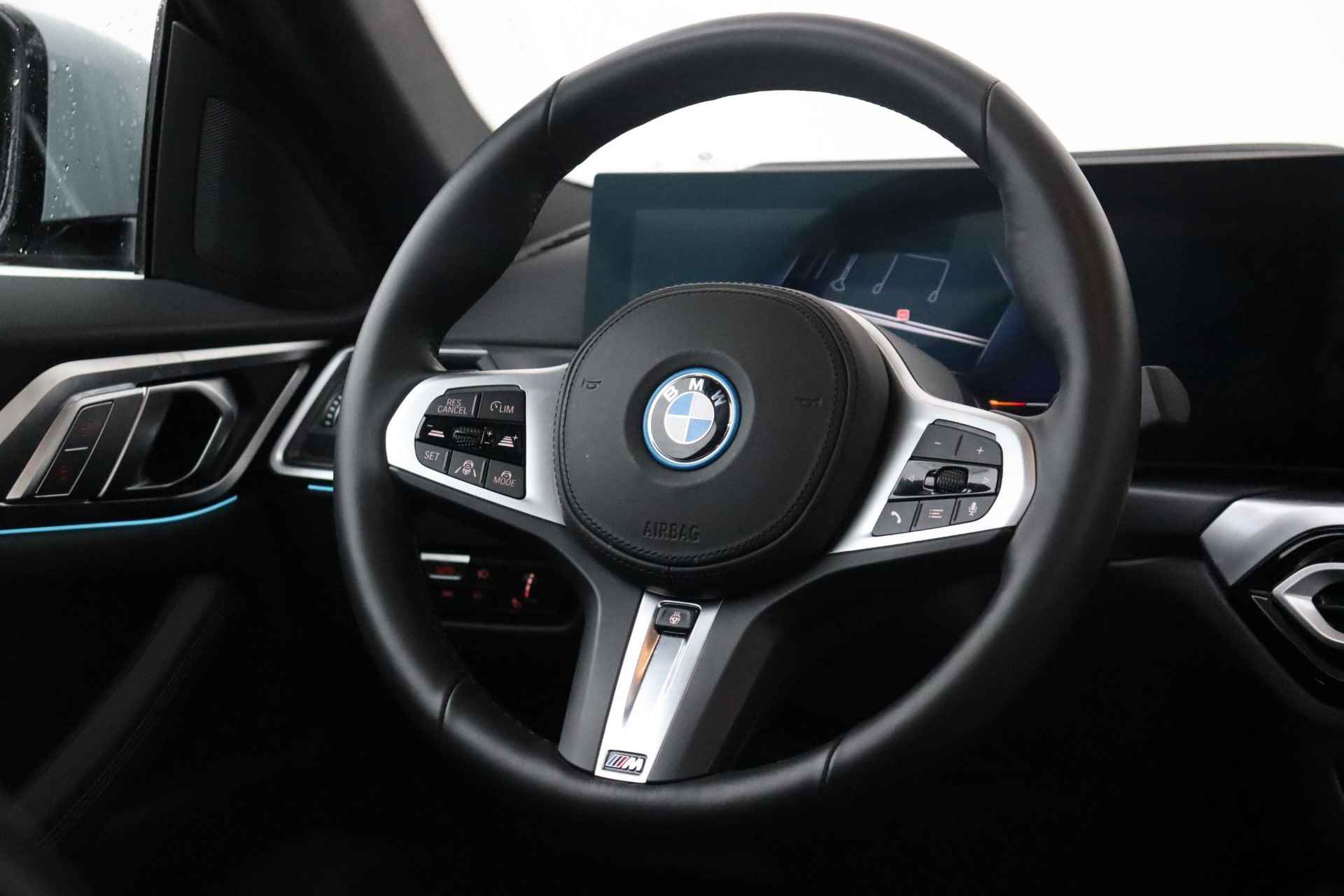 BMW i4 eDrive35 High Executive 70 kWh M-Sportpakket / Schuif - Kanteldak / Comfor Access / Extra Getint Glas / HIFI / - 17/34