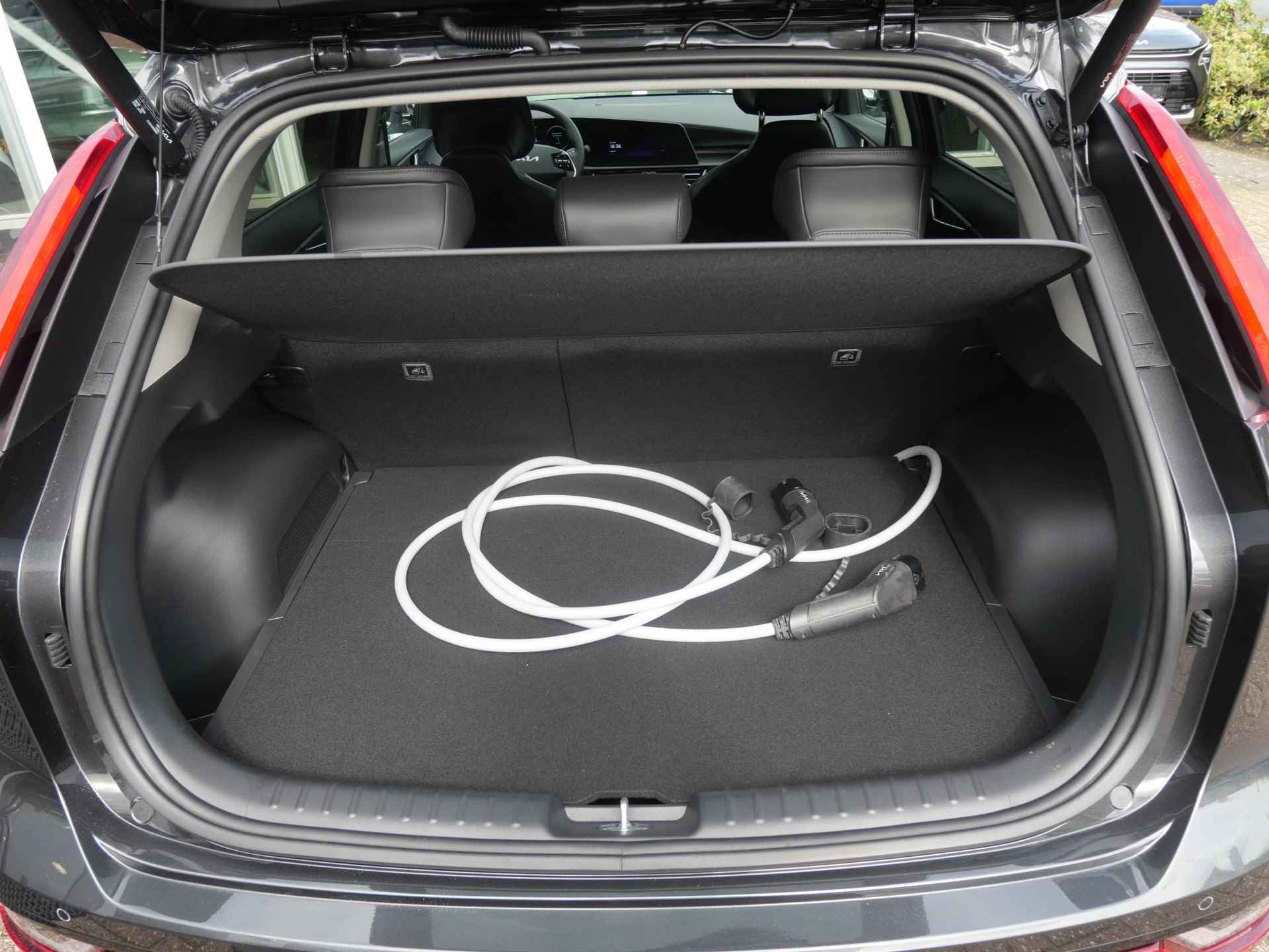 Kia Niro EV ExecutiveLine 64.8 kWh | Trekhaak | Schuif-/kanteldak | Stoel-/stuurverwarming | Elek. stoelen + geheugen | LED | Harman kardon - 17/27