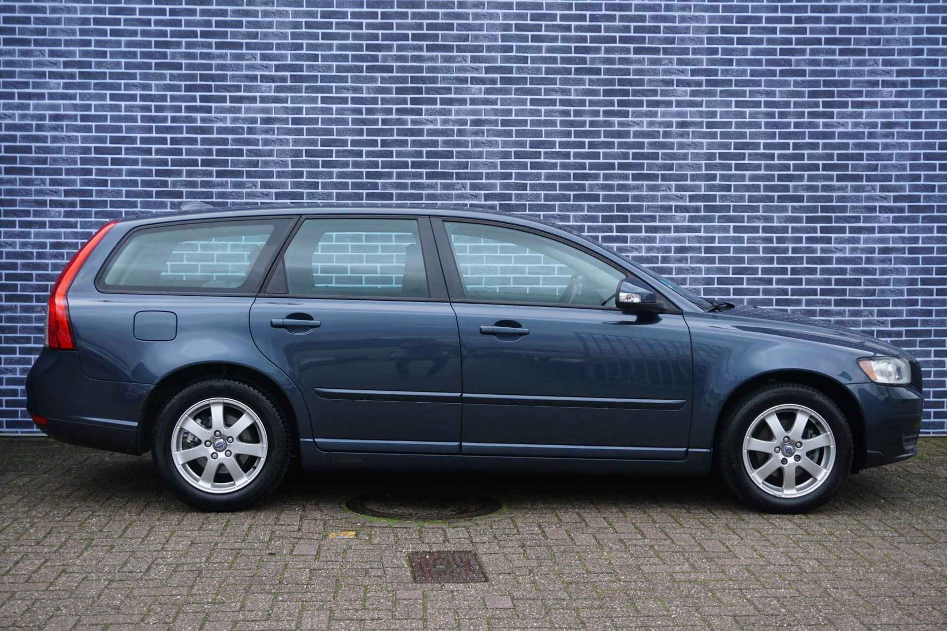 Volvo V50 1.8 Edition II | Stoelverwarming | Youngtimer  Trekhaak | Cruise Control | Regensensor | Dakrails | High Performance Audio | Leder | Mistlampen | Climate control | - 17/18