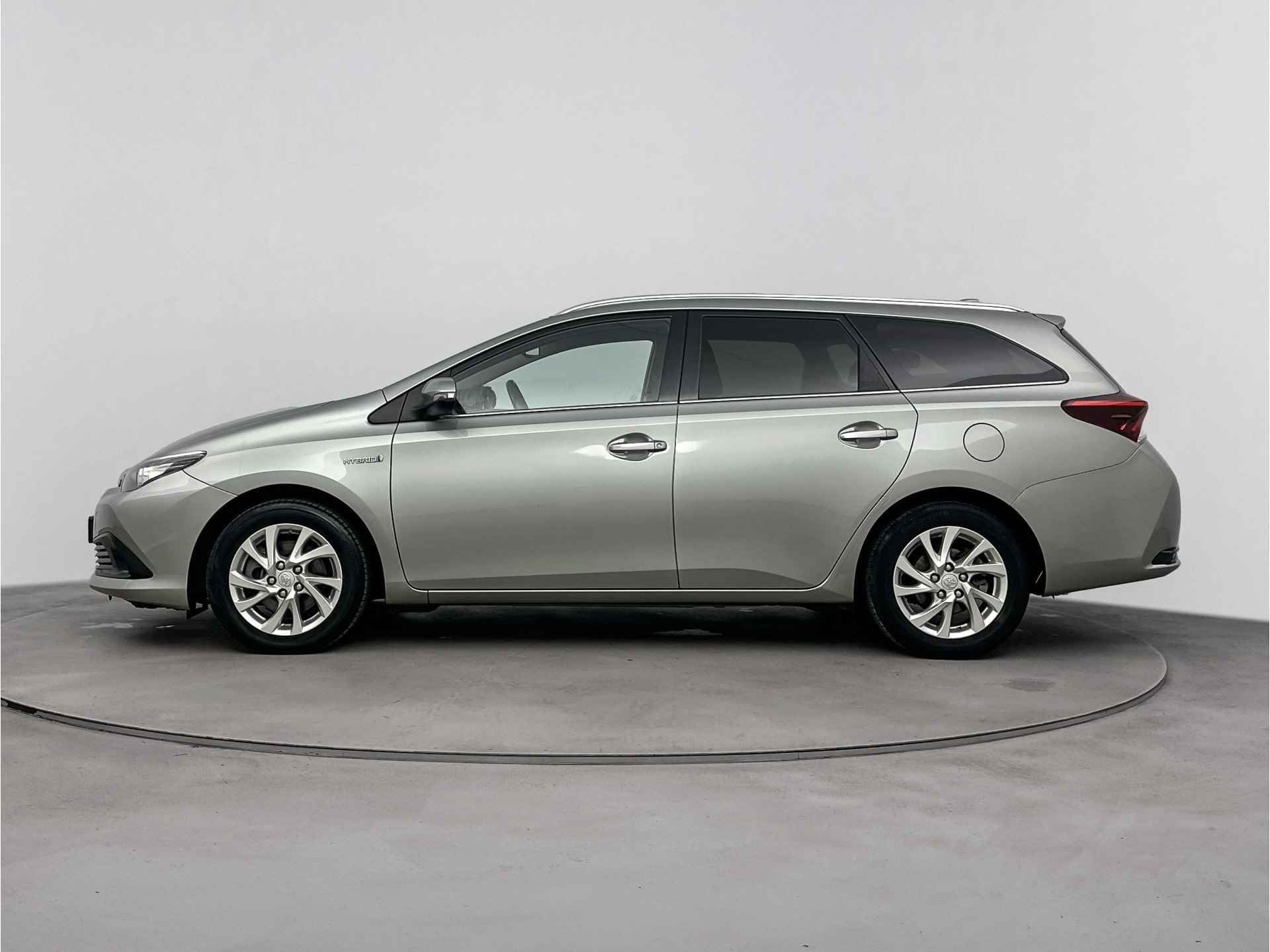 Toyota Auris Touring Sports 1.8 Hybrid Dynamic Go | Navigatie | Climate Control | Cruise Control | - 4/40