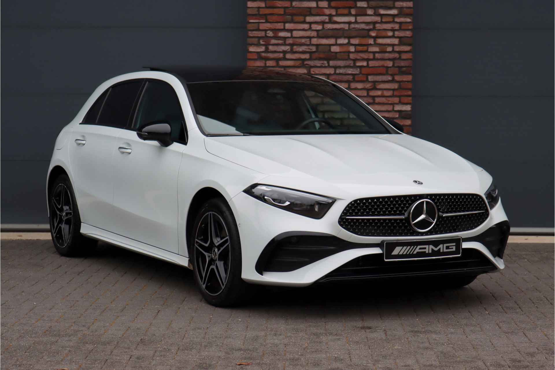 Mercedes-Benz A-Klasse 250 e Premium+ AMG Line Aut8 | Facelift | Exclusiefpakket | Distronic+ | Panoramadak | Memory | Keyless Go | Surround Camera | Augmented Reality | Sfeerverlichting | - 4/44