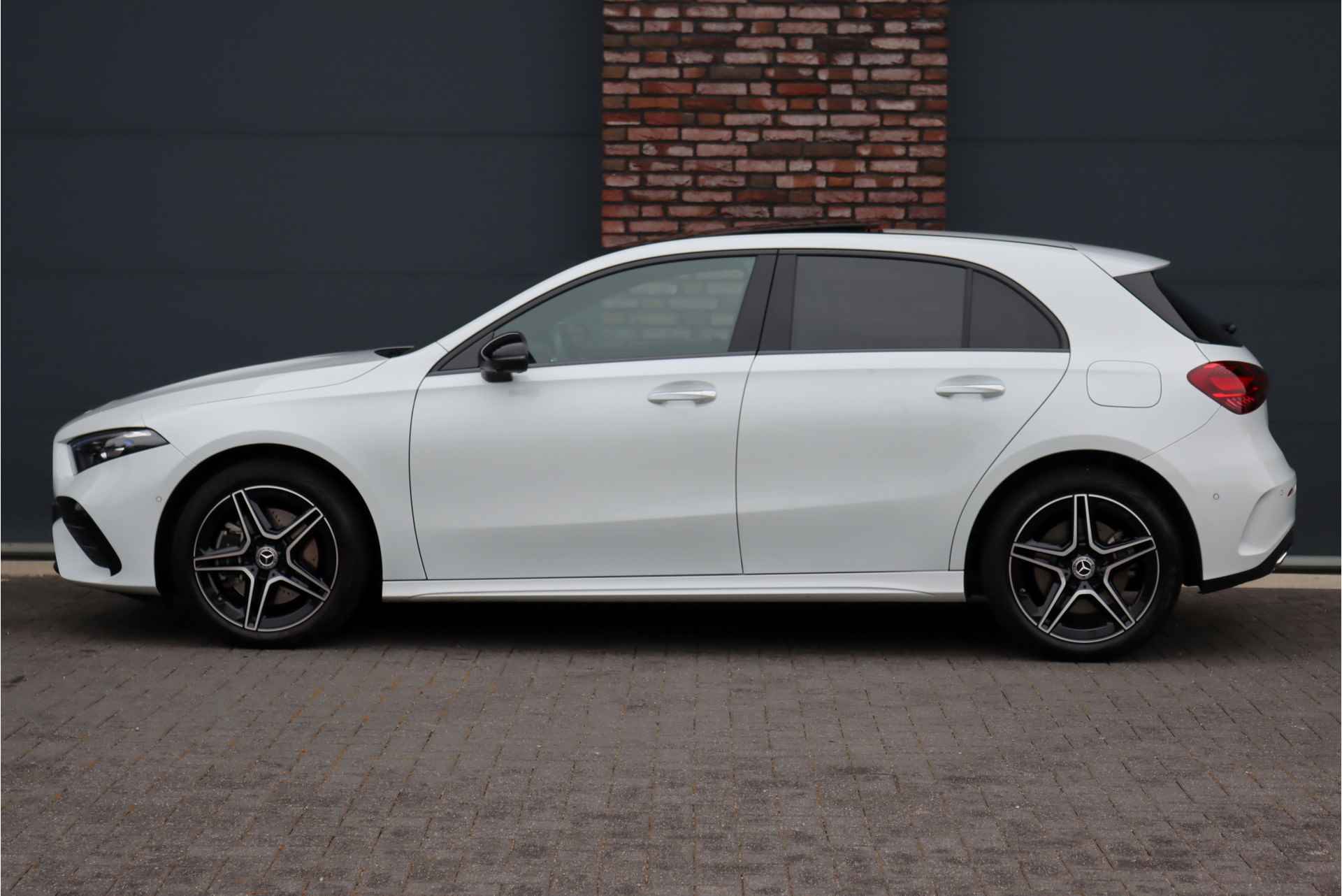 Mercedes-Benz A-Klasse 250 e Premium+ AMG Line Aut8 | Facelift | Exclusiefpakket | Distronic+ | Panoramadak | Memory | Keyless Go | Surround Camera | Augmented Reality | Sfeerverlichting | - 10/44