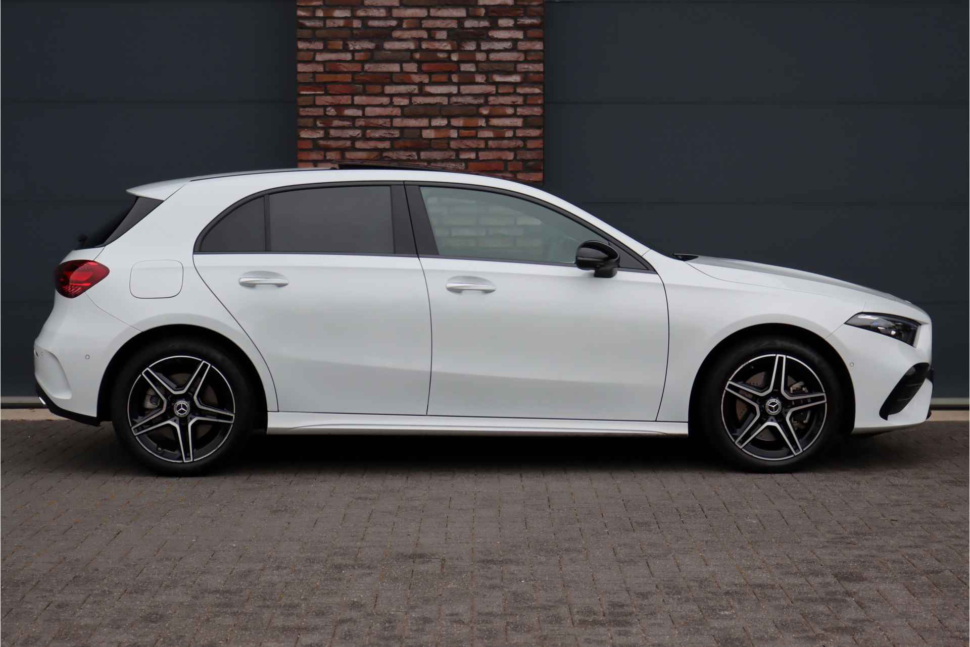 Mercedes-Benz A-Klasse 250 e Premium+ AMG Line Aut8 | Facelift | Exclusiefpakket | Distronic+ | Panoramadak | Memory | Keyless Go | Surround Camera | Augmented Reality | Sfeerverlichting | - 12/44