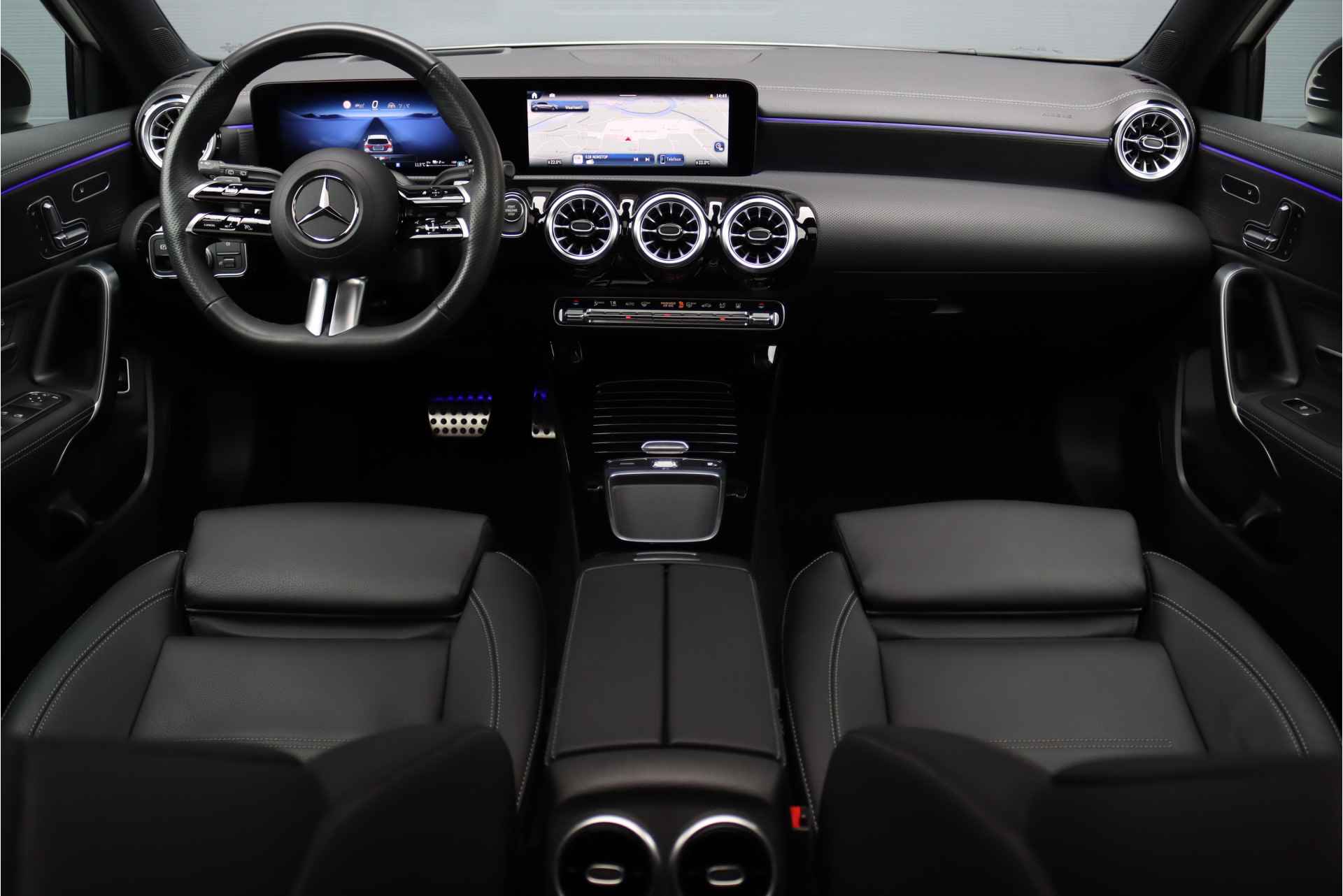 Mercedes-Benz A-Klasse 250 e Premium+ AMG Line Aut8 | Facelift | Exclusiefpakket | Distronic+ | Panoramadak | Memory | Keyless Go | Surround Camera | Augmented Reality | Sfeerverlichting | - 3/44