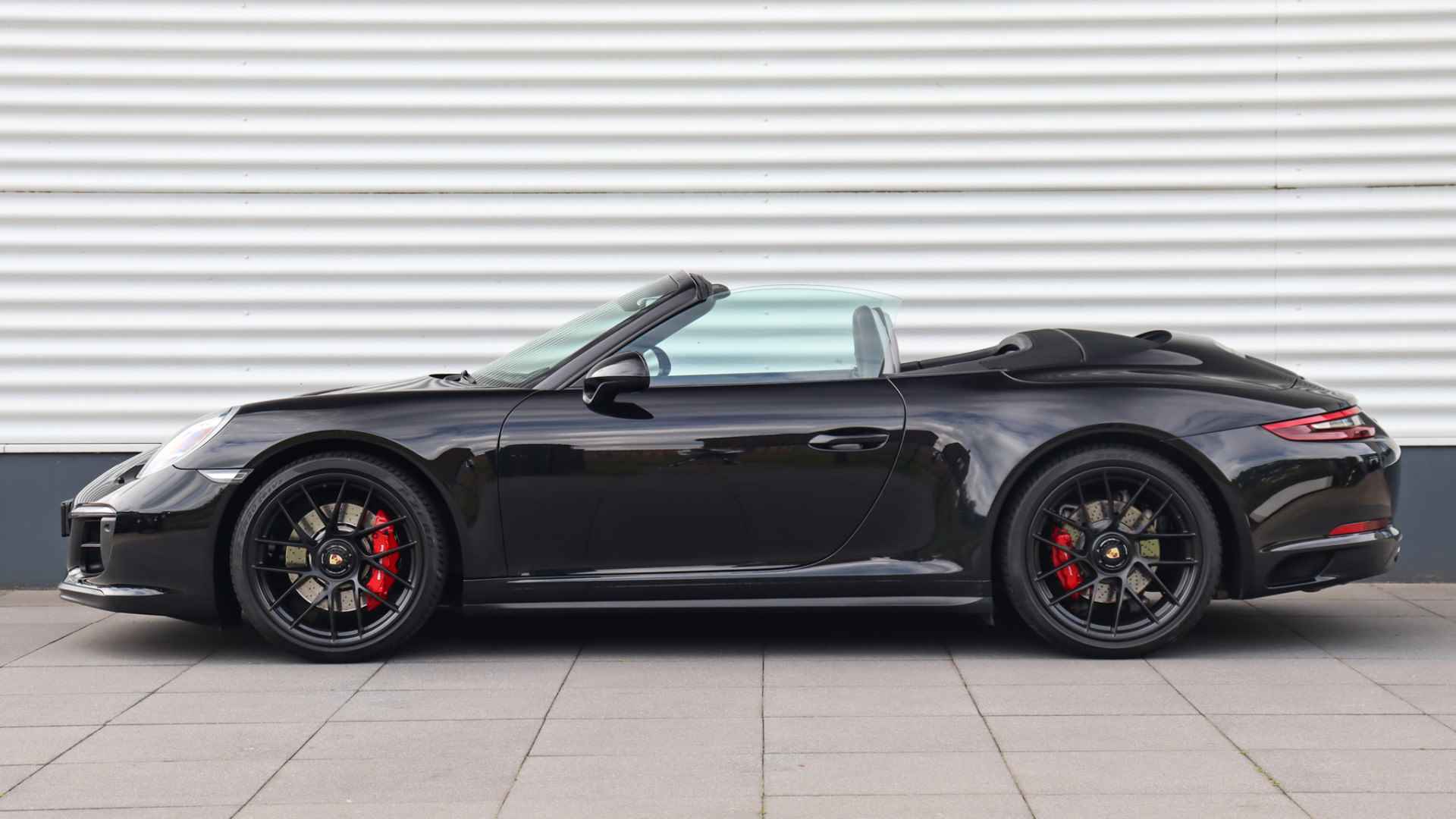 Porsche 911 Cabrio 3.0 Carrera GTS | BOSE Sound | Sportuitlaat | Achteruitrijcamera | GTS Interieurpakket karmijnrood - 2/35