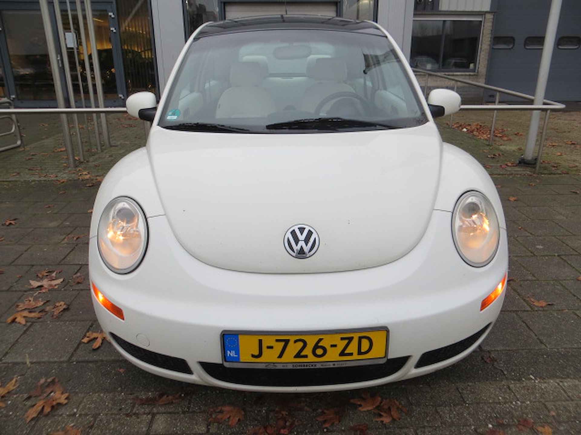 Volkswagen New Beetle 2.5 5 cylinder automaat 150 pk schuifdak ,leder,automaat ,lmv - 11/15