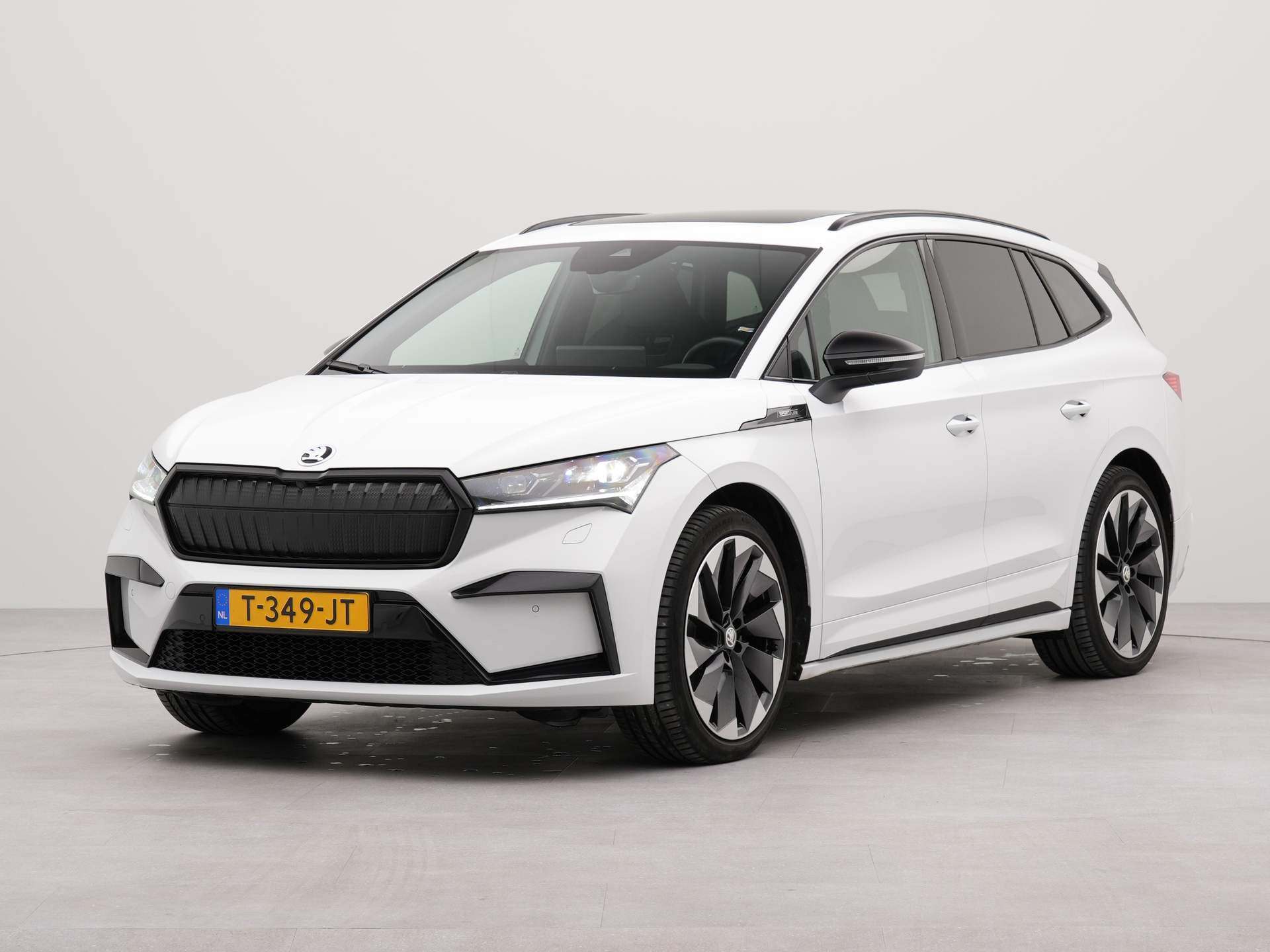 Škoda Enyaq iV 80 Sportline 150kW / 204pk automaat | Navigatie by App | Panoramisch schuif en kanteldak | LM velgen 21"| Zwenkbare trekhaak | Climatcontrol | Achteruitrijcamera |