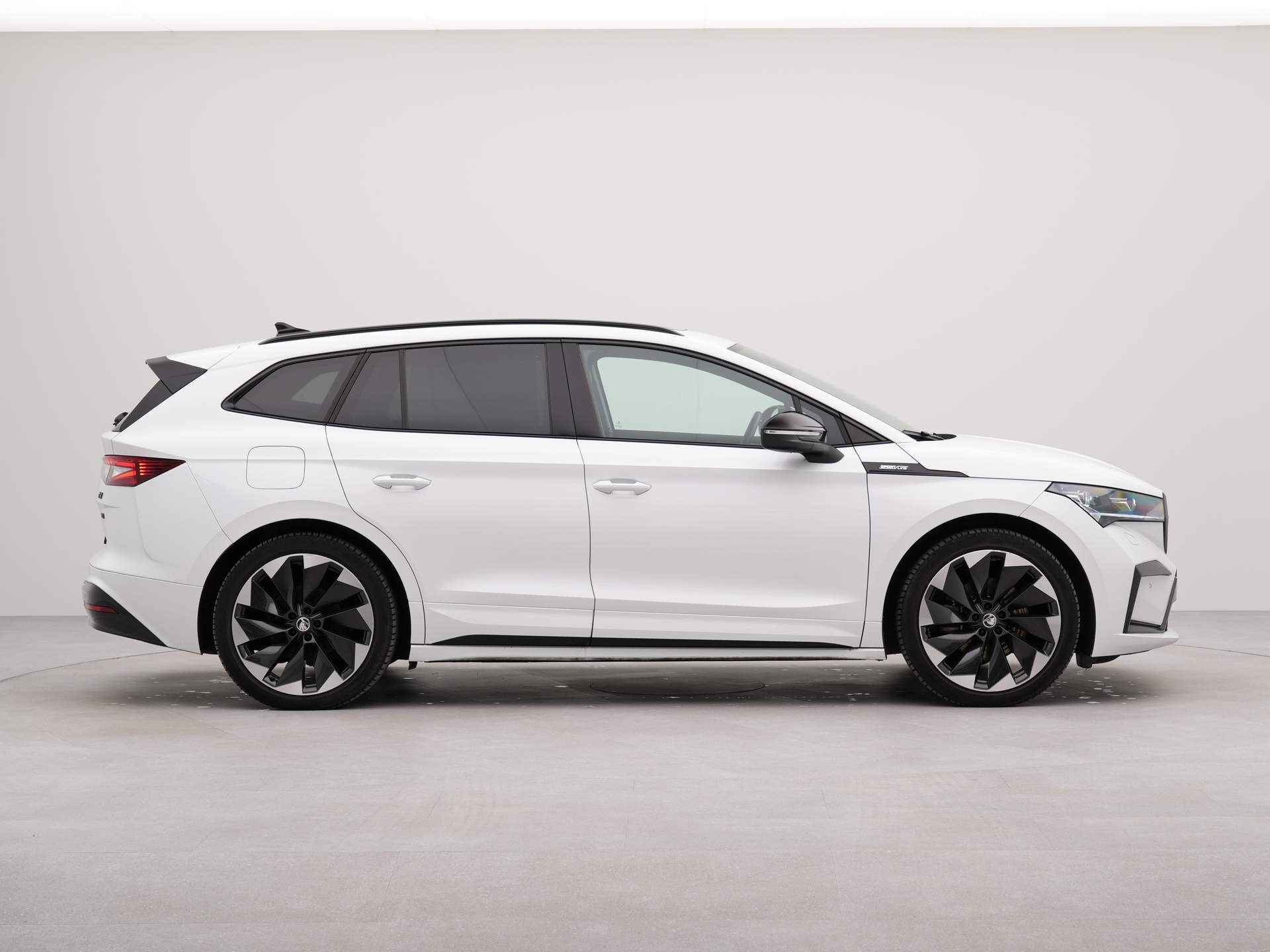 Škoda Enyaq iV 80 Sportline 150kW / 204pk automaat | Navigatie by App | Panoramisch schuif en kanteldak | LM velgen 21"| Zwenkbare trekhaak | Climatcontrol | Achteruitrijcamera | - 30/40