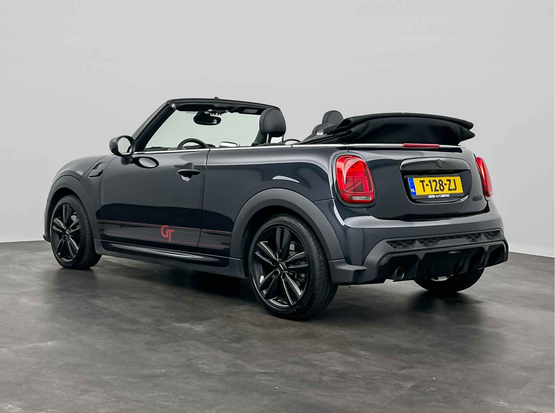 MINI Cabrio 1.5 Cooper Rockingham GT Edition | Adaptief onderstel | Stuurwielrand verwarmd | Buitenspiegels elektrisch inklapbaar | Comfort Access | 	John Cooper works Aerodynamic Kit | Achteruitrijcamera | Sportstoelen voor | Elektrisc - 2/24