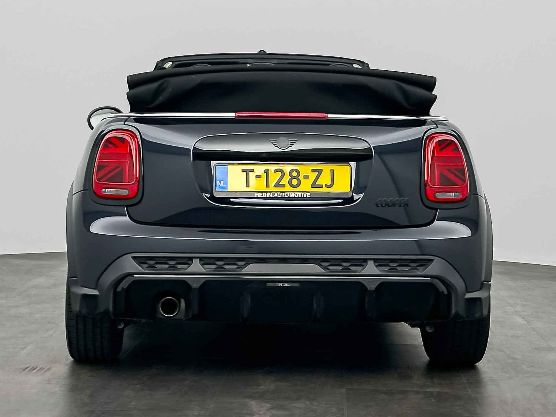 MINI Cabrio 1.5 Cooper Rockingham GT Edition | Adaptief onderstel | Stuurwielrand verwarmd | Buitenspiegels elektrisch inklapbaar | Comfort Access | 	John Cooper works Aerodynamic Kit | Achteruitrijcamera | Sportstoelen voor | Elektrisc - 4/24