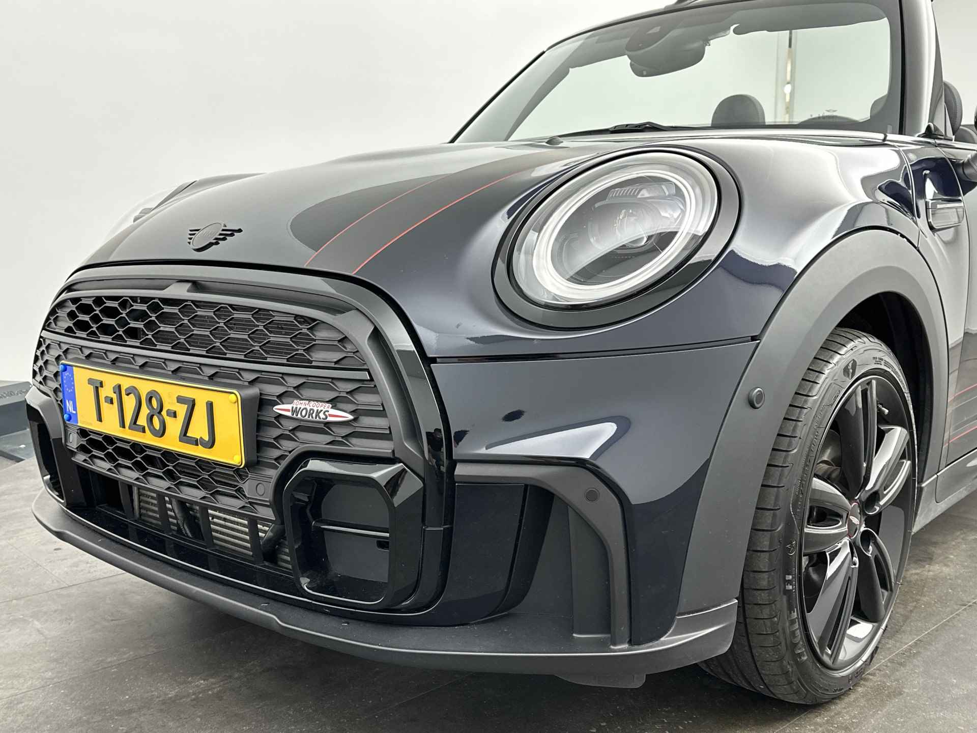 MINI Cabrio 1.5 Cooper Rockingham GT Edition | Adaptief onderstel | Stuurwielrand verwarmd | Buitenspiegels elektrisch inklapbaar | Comfort Access | 	John Cooper works Aerodynamic Kit | Achteruitrijcamera | Sportstoelen voor | Elektrisc - 20/24