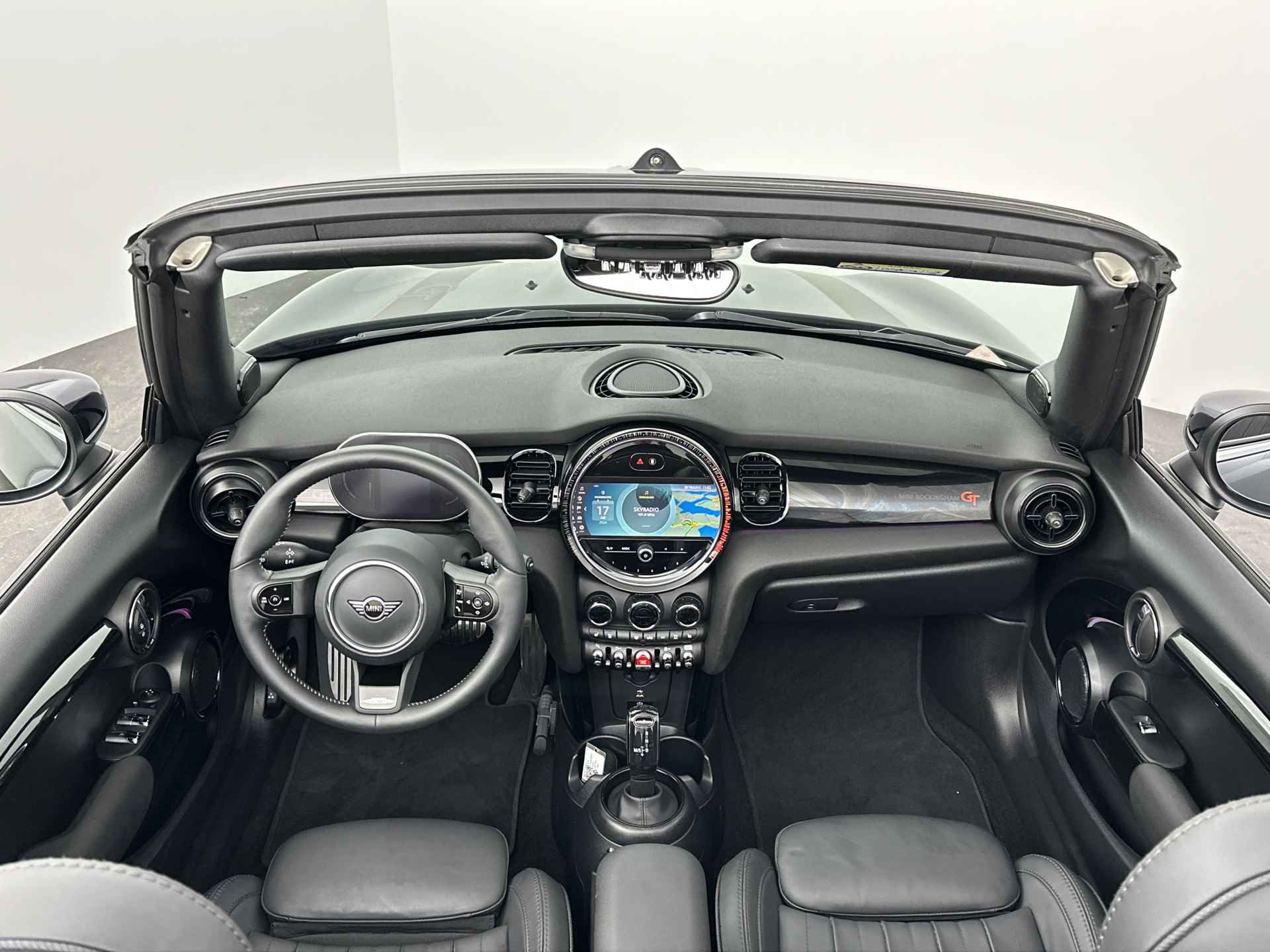 MINI Cabrio 1.5 Cooper Rockingham GT Edition | Adaptief onderstel | Stuurwielrand verwarmd | Buitenspiegels elektrisch inklapbaar | Comfort Access | 	John Cooper works Aerodynamic Kit | Achteruitrijcamera | Sportstoelen voor | Elektrisc - 21/24