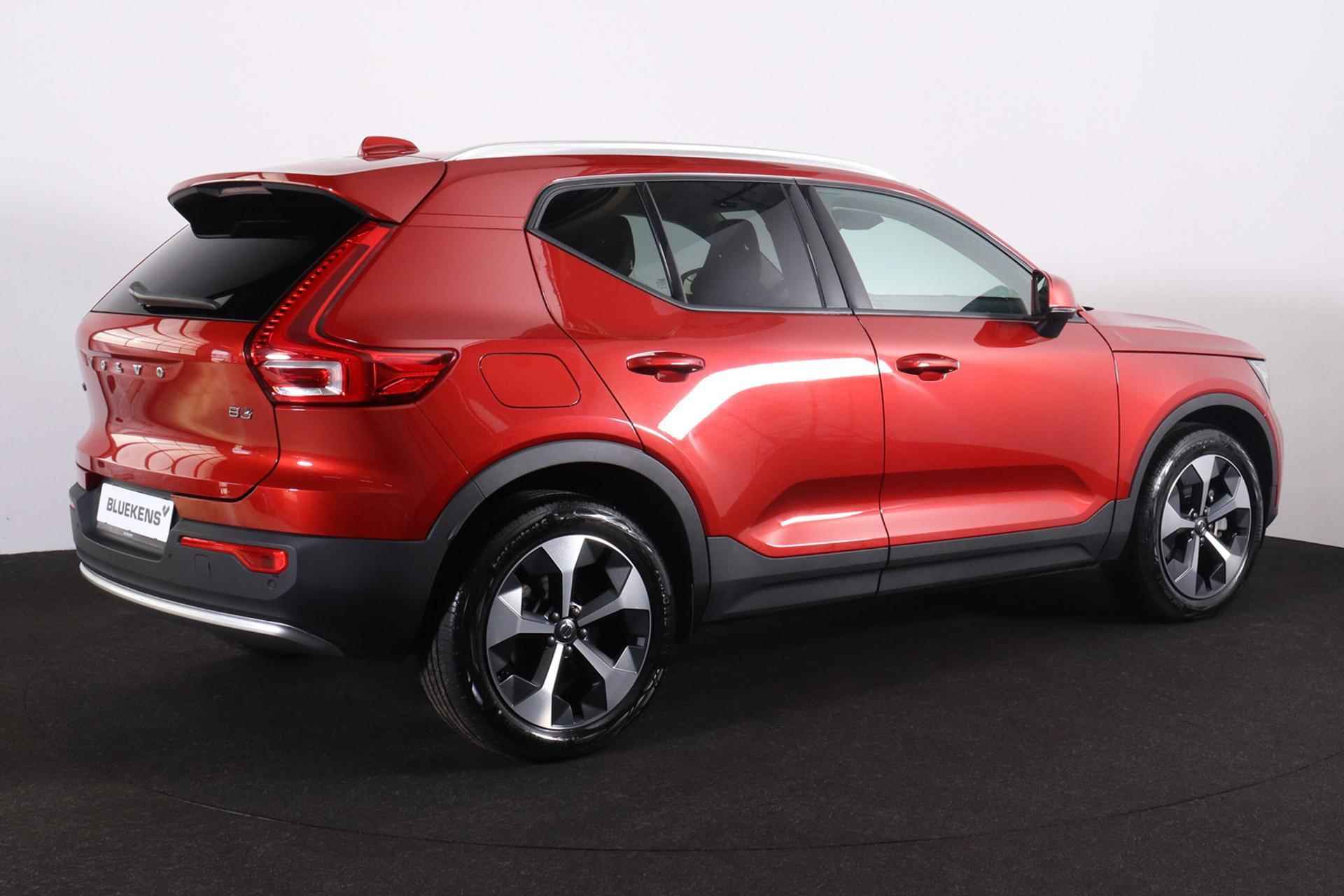 Volvo XC40 B3 Core - IntelliSafe Assist - Parkeercamera achter - Verwarmde voorstoelen & stuur - Parkeersensoren voor & achter - Elektr. bedienb. voorstoelen met links geheugen - Draadloze tel. lader - Extra getint glas - 19' LMV - 5/24