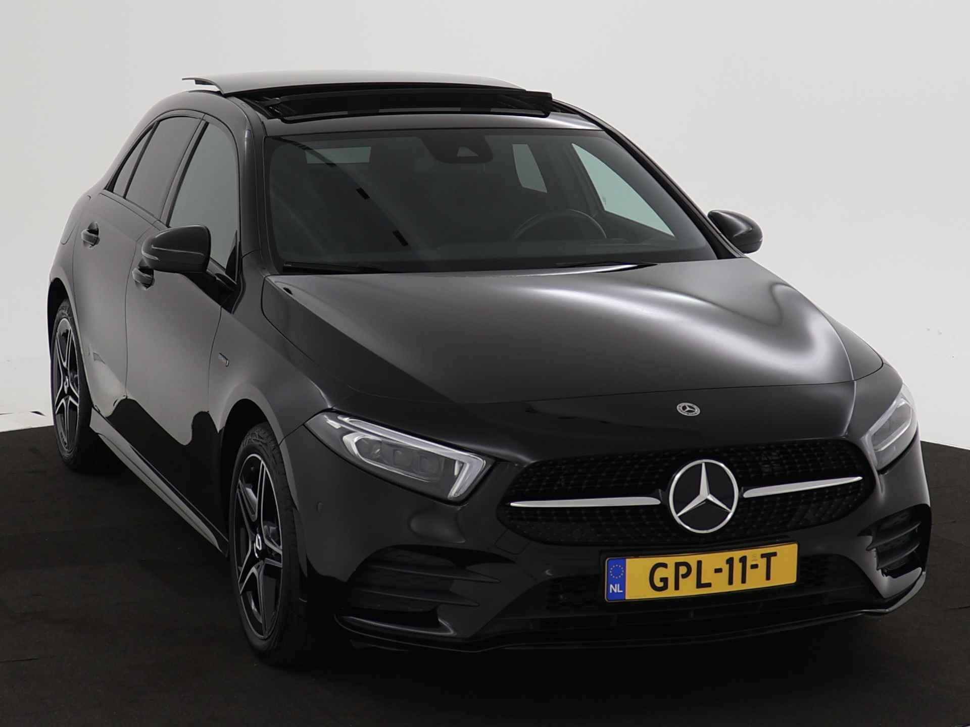 Mercedes-Benz A-Klasse 250 e AMG Plug-In Hybride | Panoramadak | Multibeam LED | Navigatie | Camera | Stoelverwarming | Inclusief 24 maanden MB Certified garantie voor Europa. - 29/45