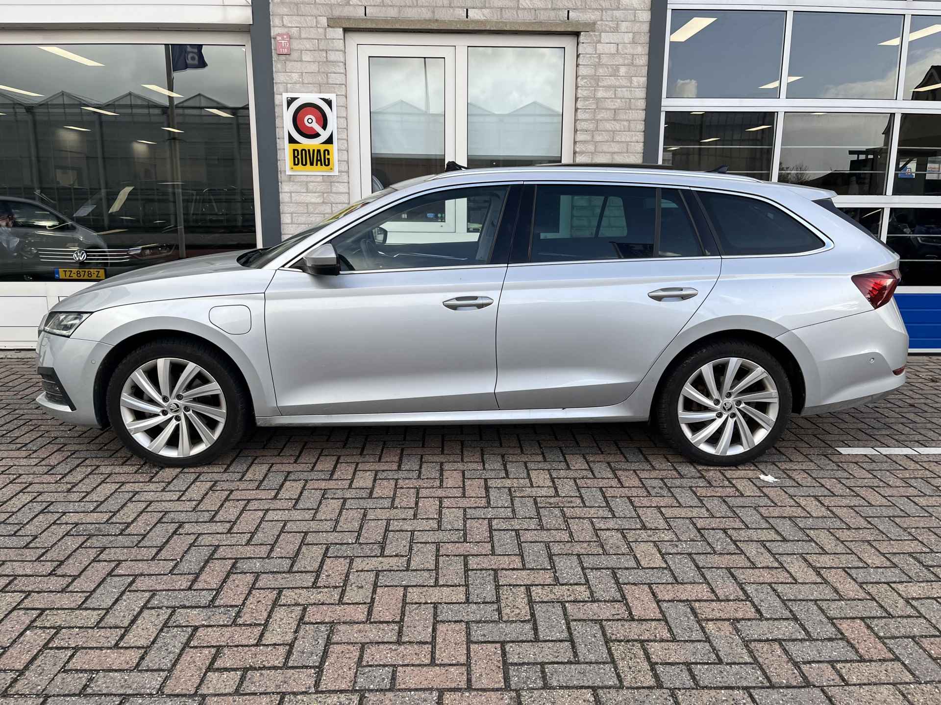 Škoda Octavia Combi 1.4 TSI iV PHEV Style / AUTOMAAT/ PANO/ CAMERA/ PARK. SENSOREN/ MATRIX/ DODE HOEK/ MEMORY SEATS/ KEYLESS/ STOEL VERWARM. V EN A/ STUUR VERWARM./ APP CONNECT/ ADAPT. CRUISE/ NAVI/ CLIMA/ DAB/ 18" LMV/ - 3/31