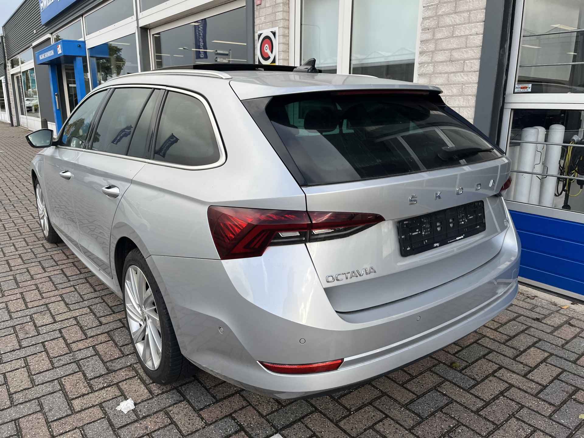 Škoda Octavia Combi 1.4 TSI iV PHEV Style / AUTOMAAT/ PANO/ CAMERA/ PARK. SENSOREN/ MATRIX/ DODE HOEK/ MEMORY SEATS/ KEYLESS/ STOEL VERWARM. V EN A/ STUUR VERWARM./ APP CONNECT/ ADAPT. CRUISE/ NAVI/ CLIMA/ DAB/ 18" LMV/ - 6/31