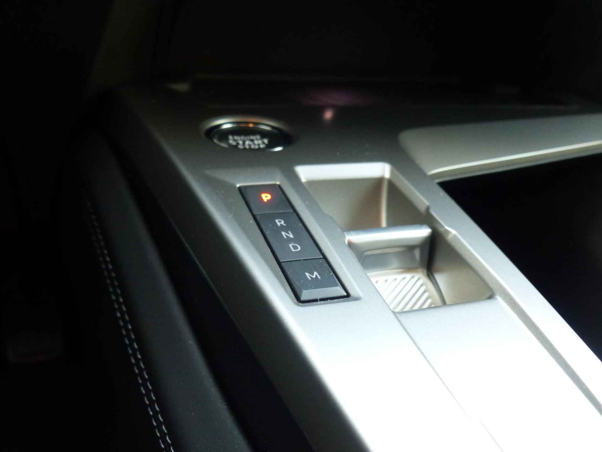 Peugeot 408 1.2 Allure Pack 130 Automaat l Stoelverwarming l 360 Camera l Draadloos telefoonlader l Apple/Android Carplay l 19" Lichtmetalen velgen l LED verlichting l Navigatie l Getinte ramen l Draadloze telefoonlader l Keyless entry & start l Sport stoelen l Sfeer verlichting l - 28/32
