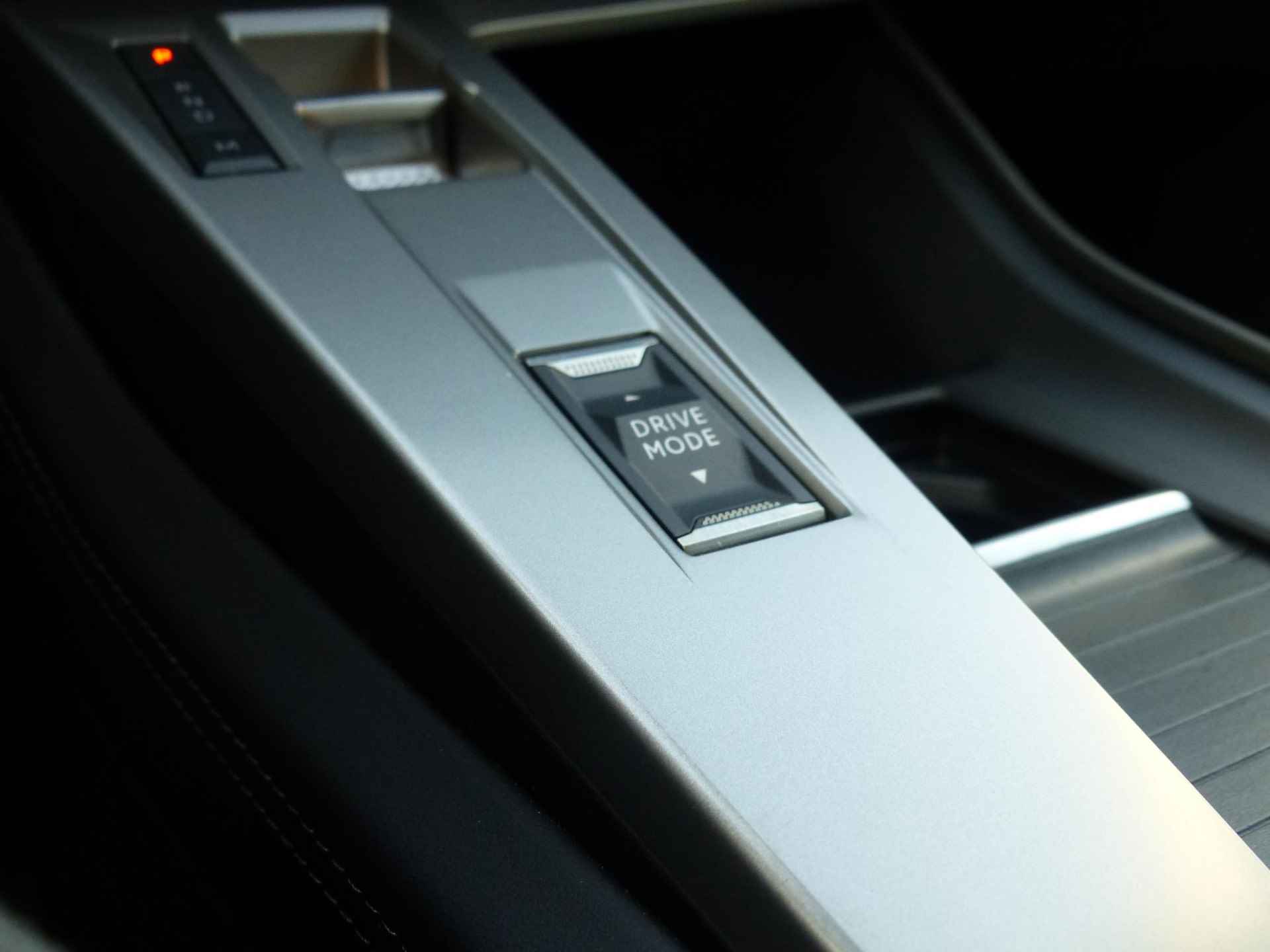Peugeot 408 1.2 Allure Pack 130 Automaat l Stoelverwarming l 360 Camera l Draadloos telefoonlader l Apple/Android Carplay l 19" Lichtmetalen velgen l LED verlichting l Navigatie l Getinte ramen l Draadloze telefoonlader l Keyless entry & start l Sport stoelen l Sfeer verlichting l - 29/32