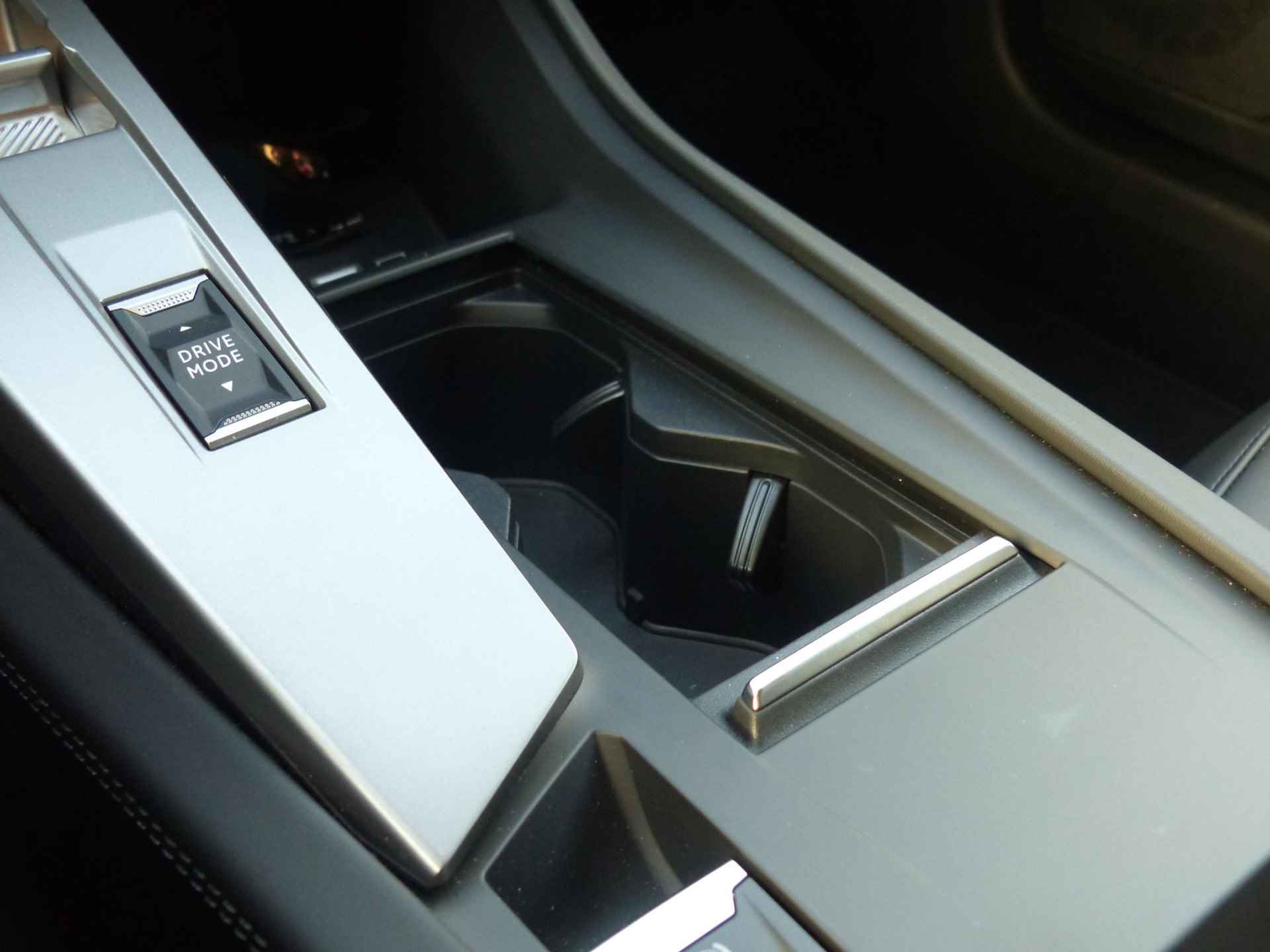 Peugeot 408 1.2 Allure Pack 130 Automaat l Stoelverwarming l 360 Camera l Draadloos telefoonlader l Apple/Android Carplay l 19" Lichtmetalen velgen l LED verlichting l Navigatie l Getinte ramen l Draadloze telefoonlader l Keyless entry & start l Sport stoelen l Sfeer verlichting l - 30/32