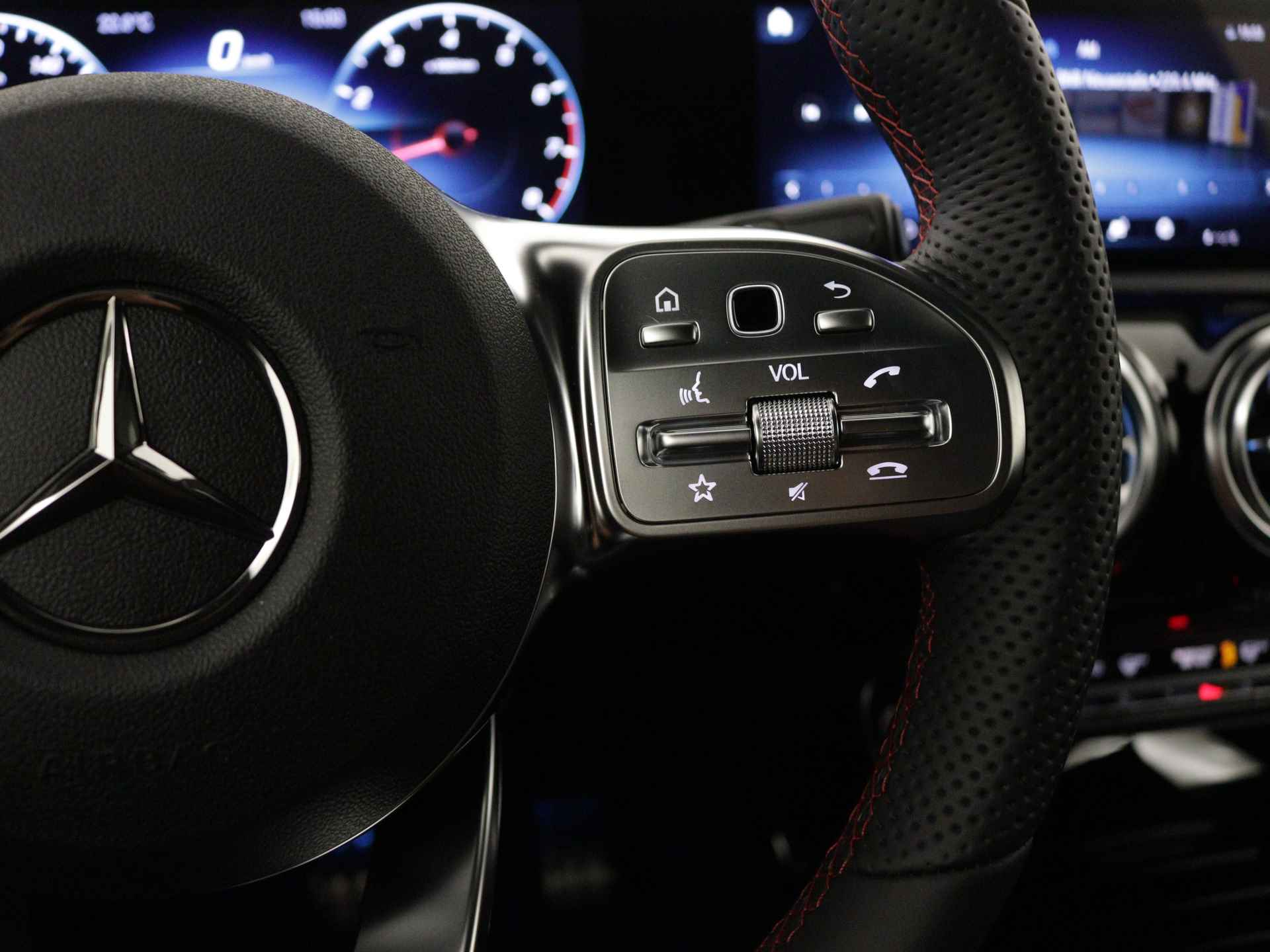 Mercedes-Benz CLA-Klasse Shooting Brake 180 AMG Line | Nightpakket | Dodehoekassistent | KEYLESS GO-comfortpakket | Stoelverwarming vooraan | Parkeerpakket met achteruitrijcamera | EASY PACK achterklep | - 20/38