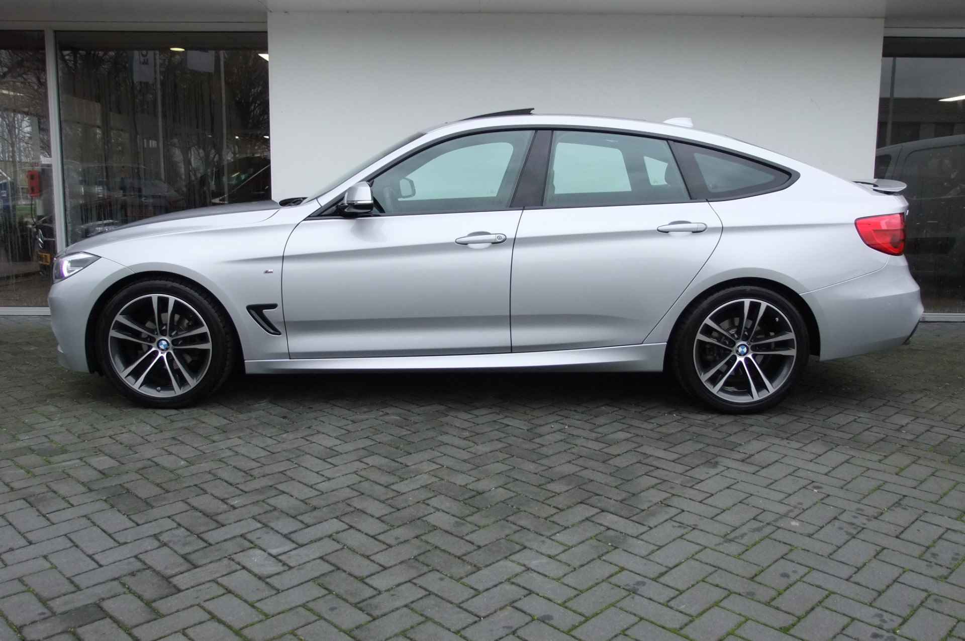 BMW 3-serie Gran Turismo 320i High Executive / M Pakket/ Panorama/ 19 inch/ Stoelverwarming/ NL auto - 9/44