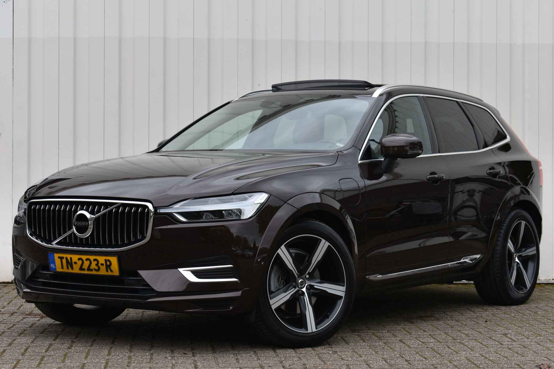 Volvo XC60 T8 Twin Engine AWD 390PK Inscription | Luchtvering | Panodak | El. Trekhaak | 20" - 34/44