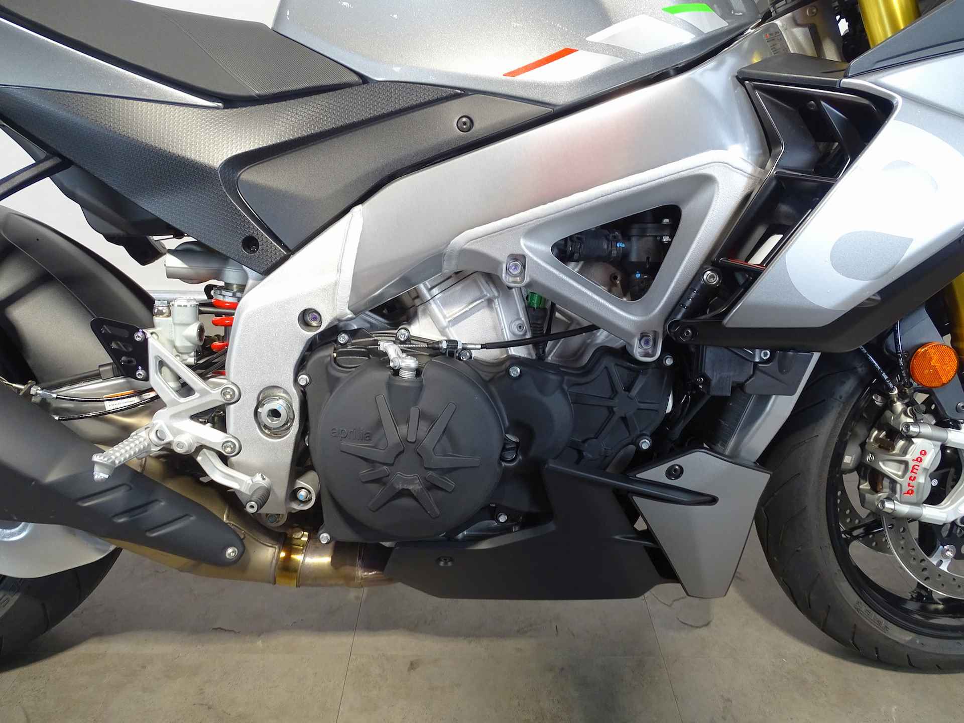 Aprilia TUONO V4 1100 - 6/12