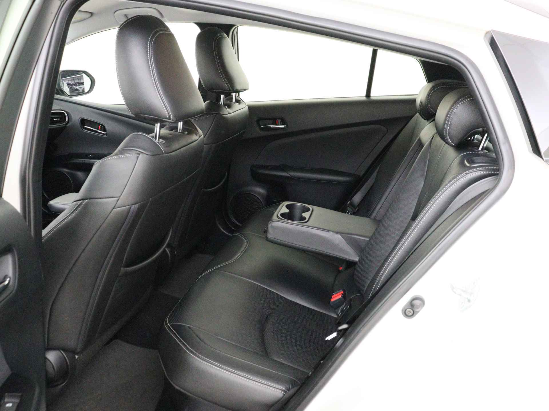 Toyota Prius 1.8 Executive Limited | JBL | Navigatie I Climate Control | Cruise Control | Camera | Lederen bekleding | Dealer onderhouden | Keyless Entry/Start | Stoelverwarming voor | - 17/43