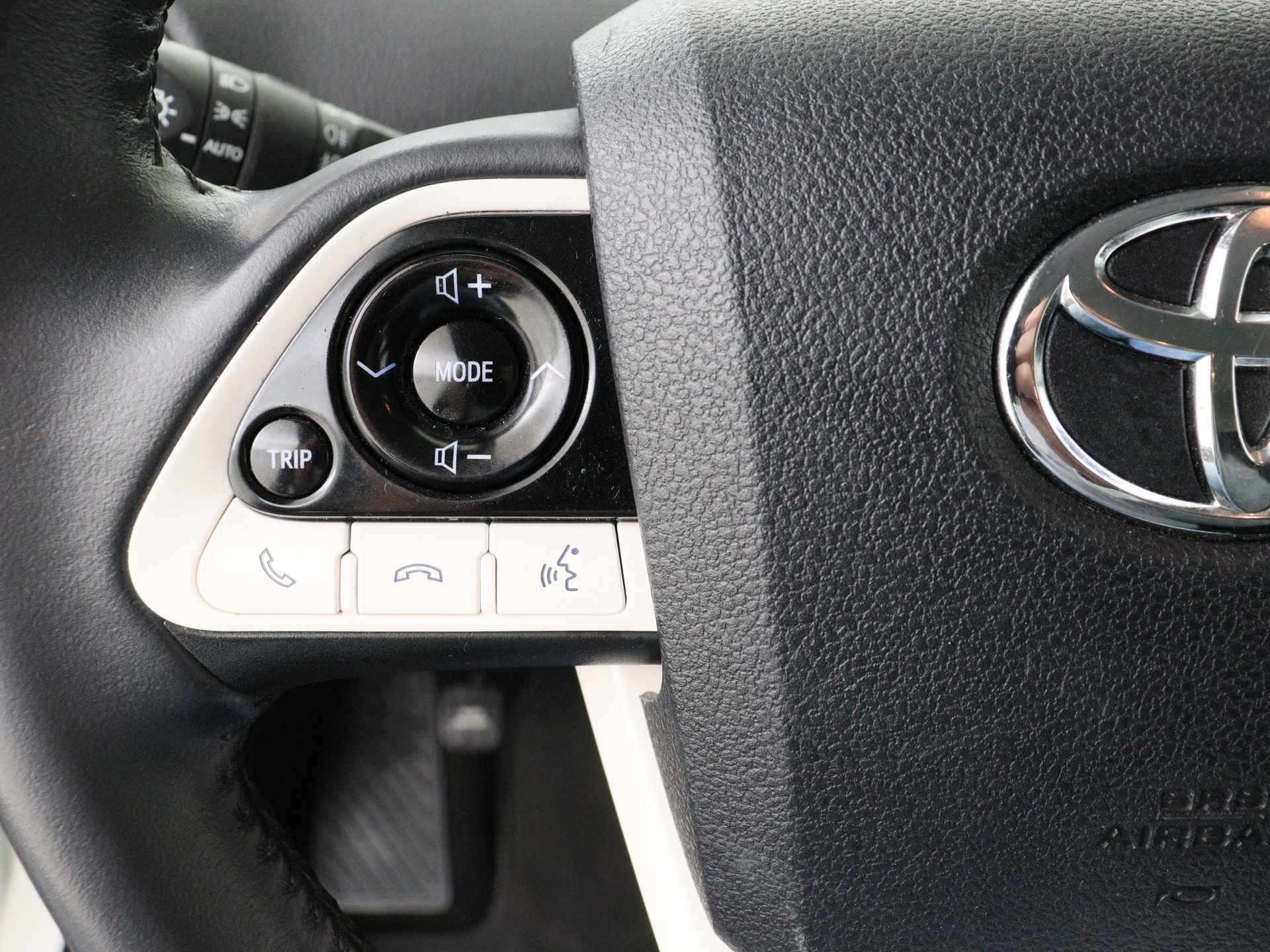 Toyota Prius 1.8 Executive Limited | JBL | Navigatie I Climate Control | Cruise Control | Camera | Lederen bekleding | Dealer onderhouden | Keyless Entry/Start | Stoelverwarming voor | - 18/43