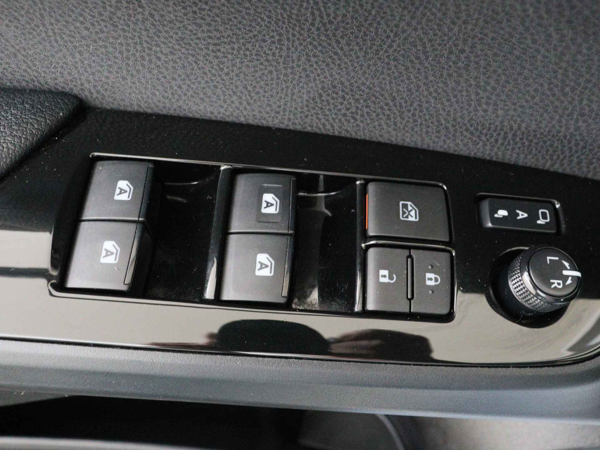 Toyota Prius 1.8 Executive Limited | JBL | Navigatie I Climate Control | Cruise Control | Camera | Lederen bekleding | Dealer onderhouden | Keyless Entry/Start | Stoelverwarming voor | - 28/43