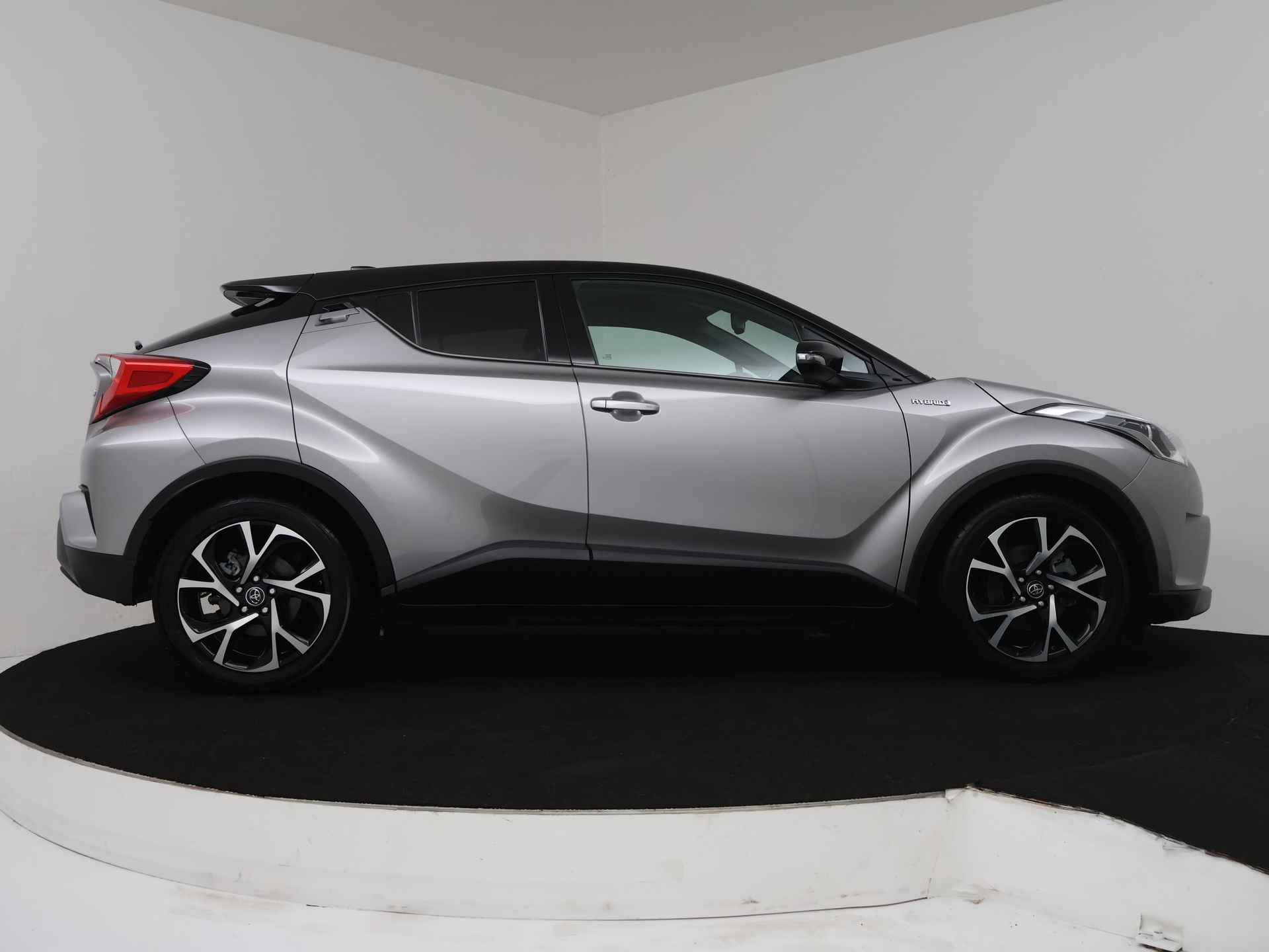 Toyota C-HR 1.8 Hybrid Bi-Tone | Navigatie | Camera | Cruise Control Adaptief | LM velgen | Voorstoelen verwarmd | Rotterdam Noord Martin Van Orsouw - 16/41