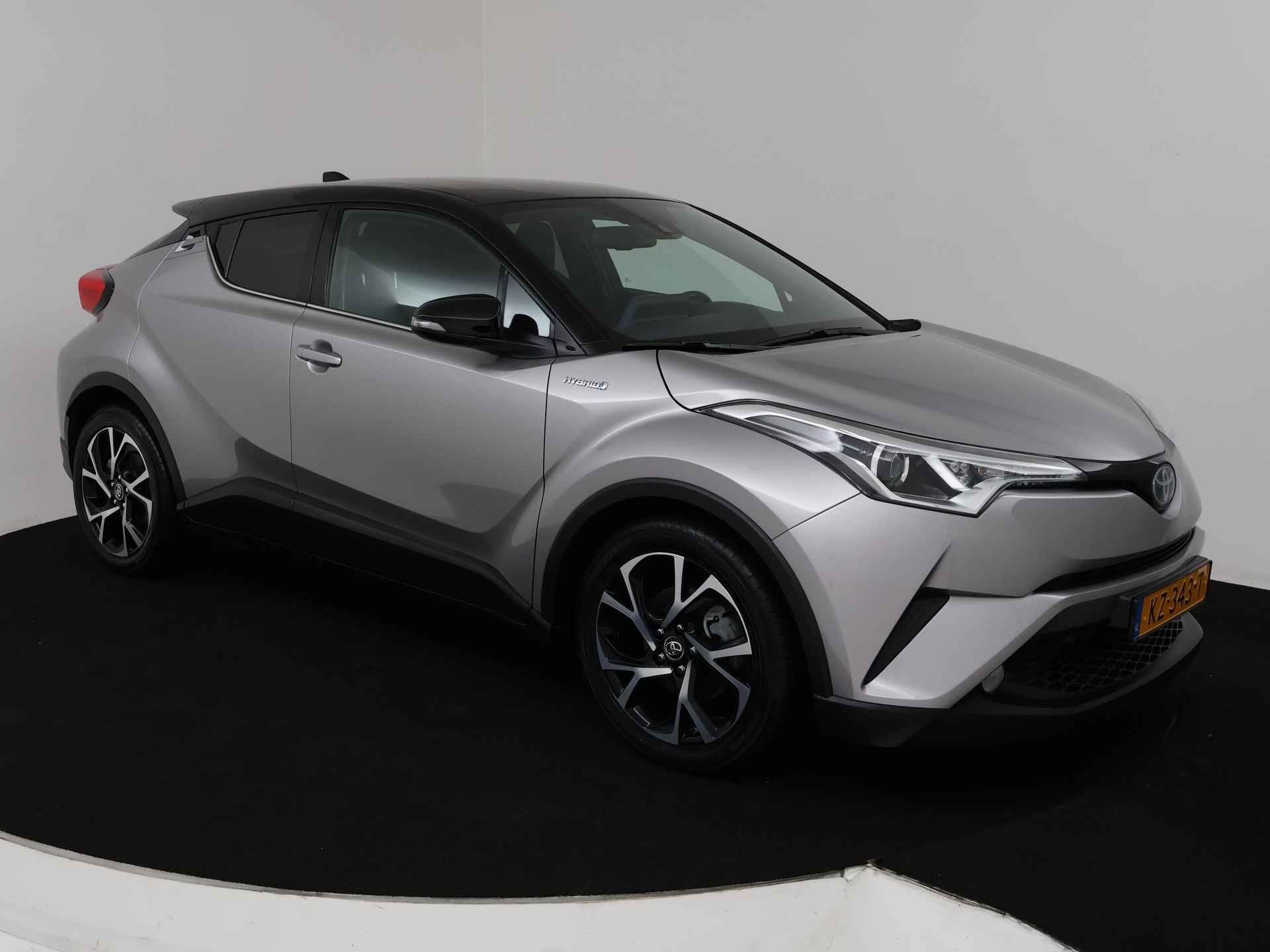 Toyota C-HR 1.8 Hybrid Bi-Tone | Navigatie | Camera | Cruise Control Adaptief | LM velgen | Voorstoelen verwarmd | Rotterdam Noord Martin Van Orsouw - 29/41