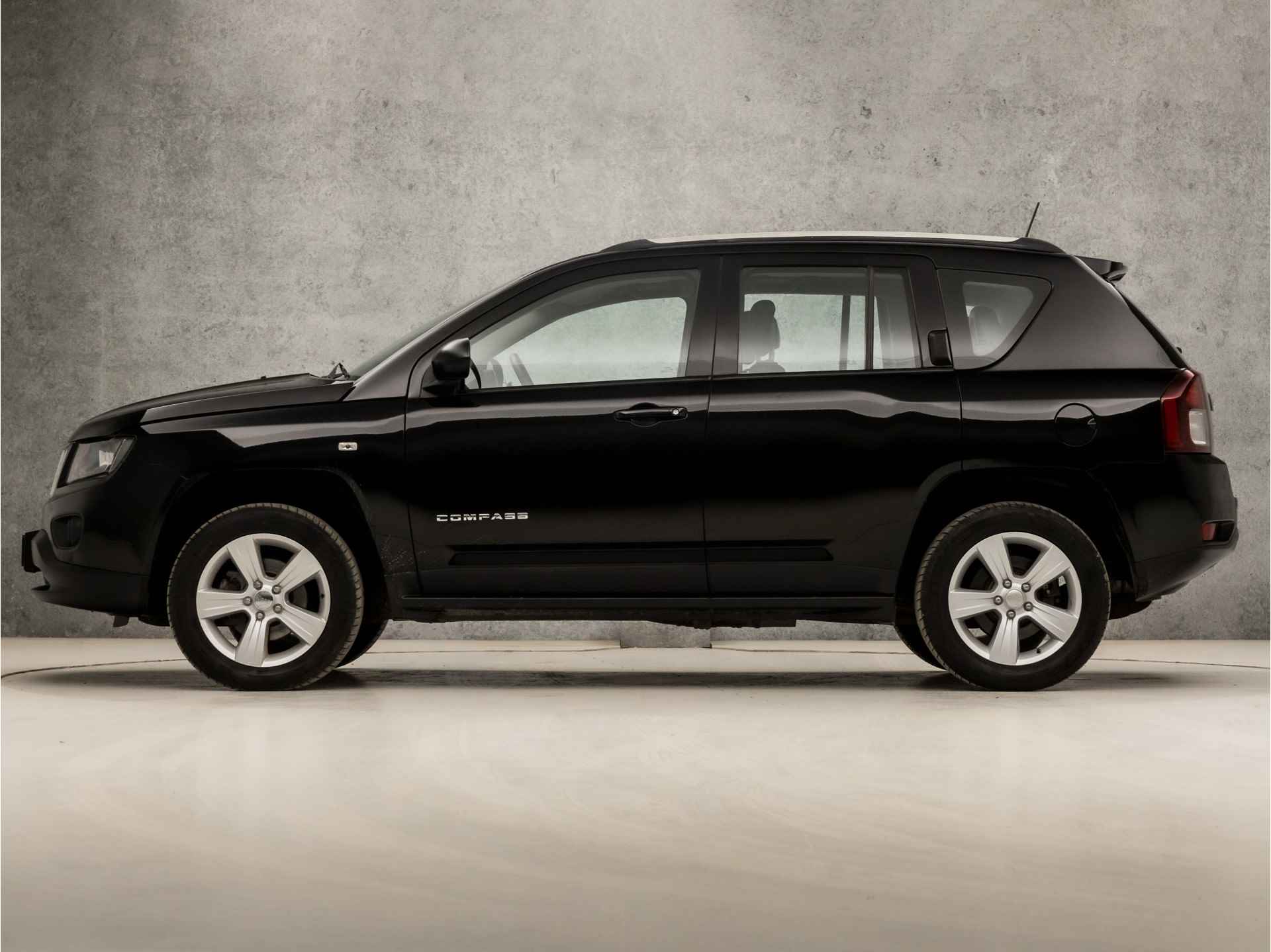 Jeep Compass 2.0 Sport 157Pk (RADIO, NAP, BLUETOOTH, CRUISE, AIRCO, XENON, ELEK PAKKET, ARMSTEUN, SPORTSTOELEN, LM VELGEN, STUURWIEL MULTIFUNCTIONEEL, NIEUWE APK, NIEUWSTAAT) - 2/30