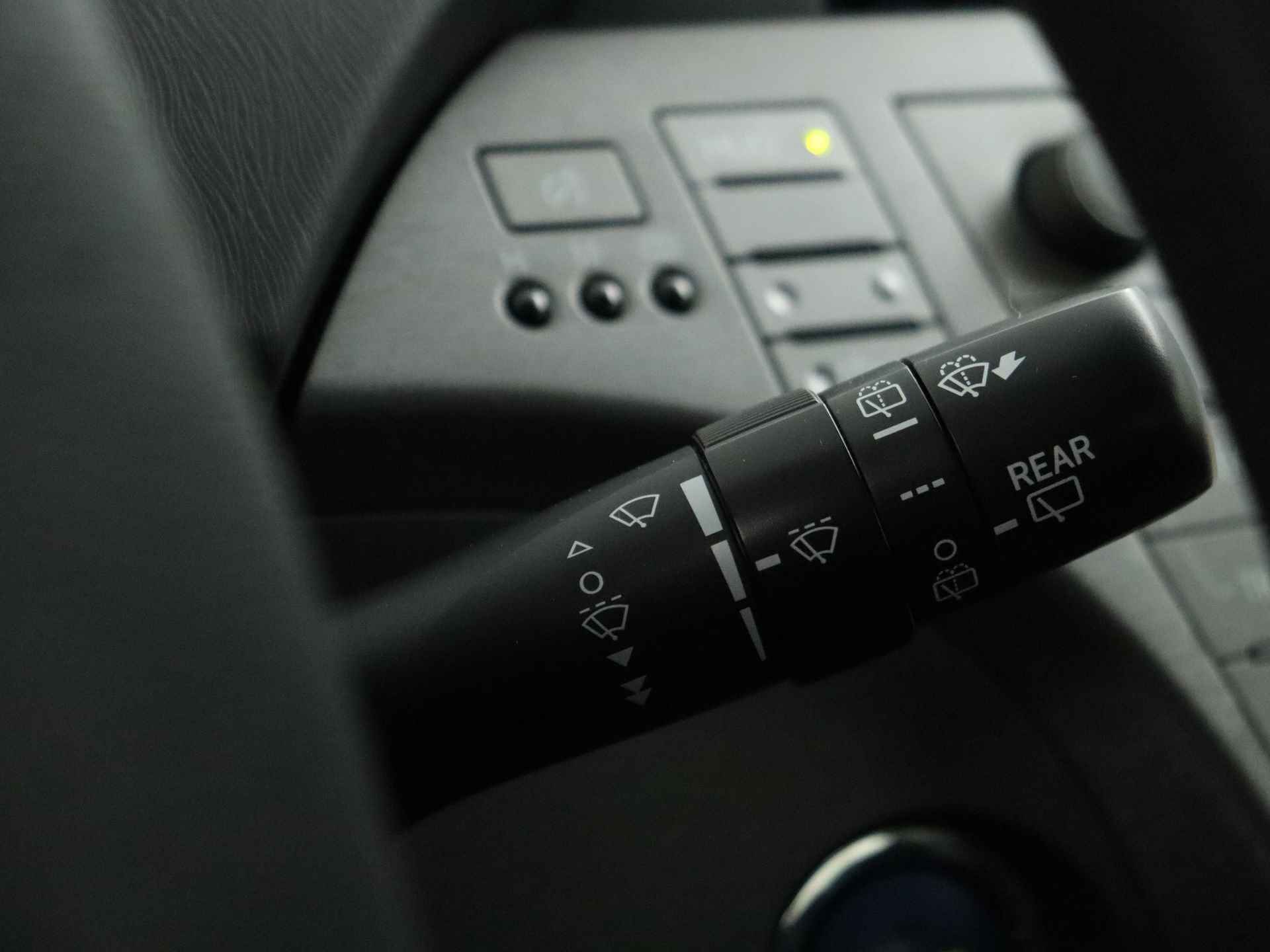 Toyota Prius 1.8 Comfort Edition | Dealeronderhouden | Navigatie | Achteruitrijcamera | - 24/40