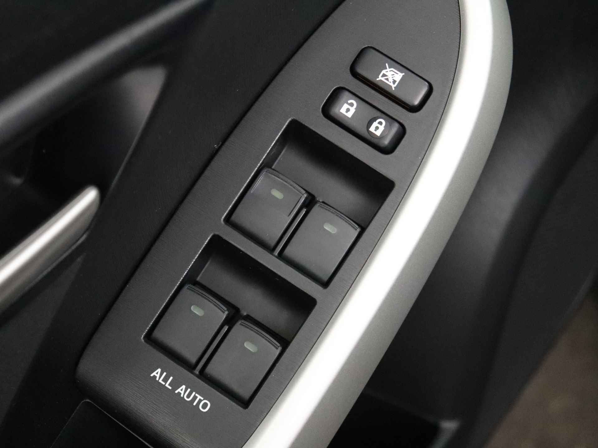 Toyota Prius 1.8 Comfort Edition | Dealeronderhouden | Navigatie | Achteruitrijcamera | - 32/40