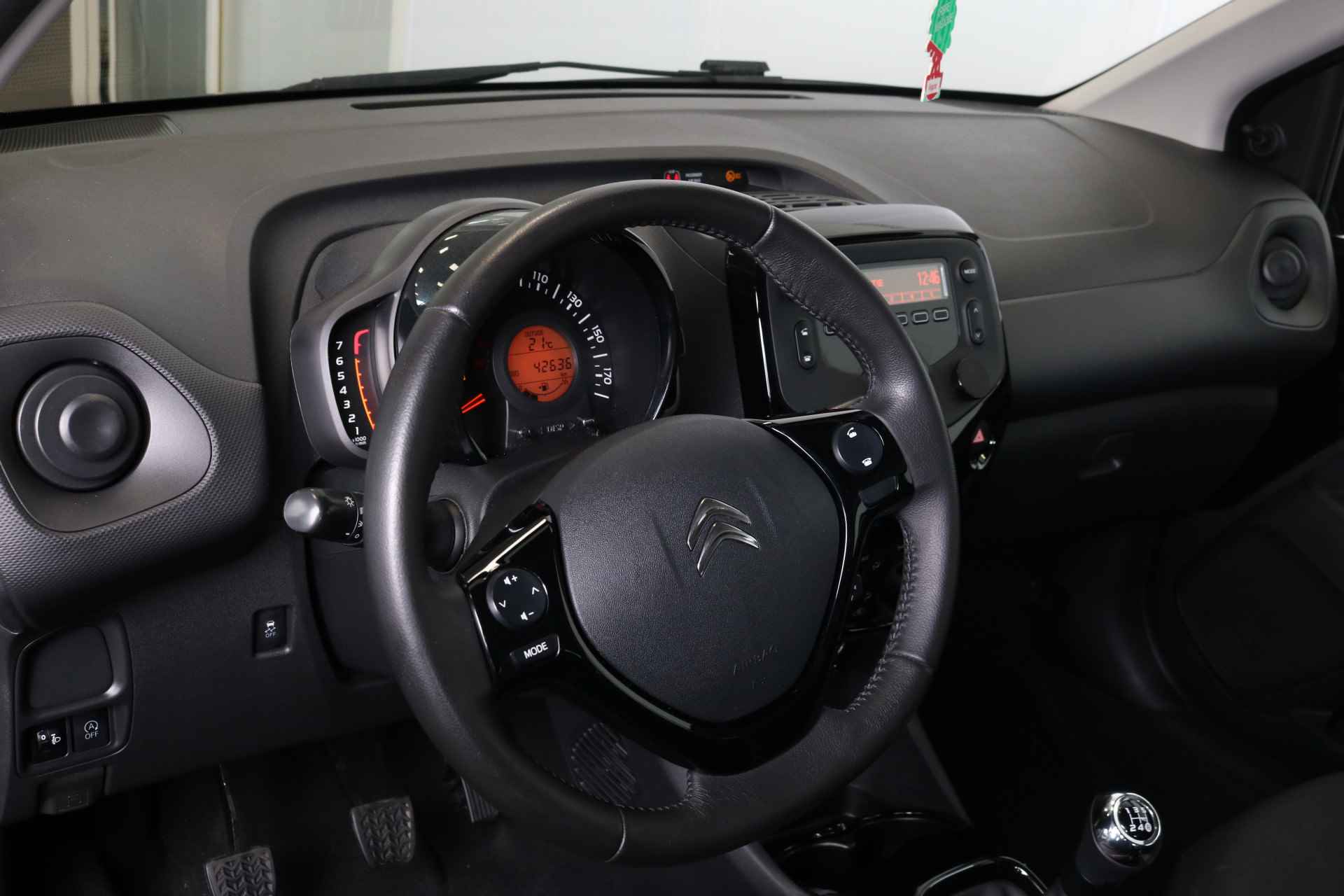 Citroën C1 1.0 VTi 72PK Feel | Airco | Bluetooth |  Lederen stuurwiel | lederen versnellingspook | Centrale vergrendeling | - 11/36