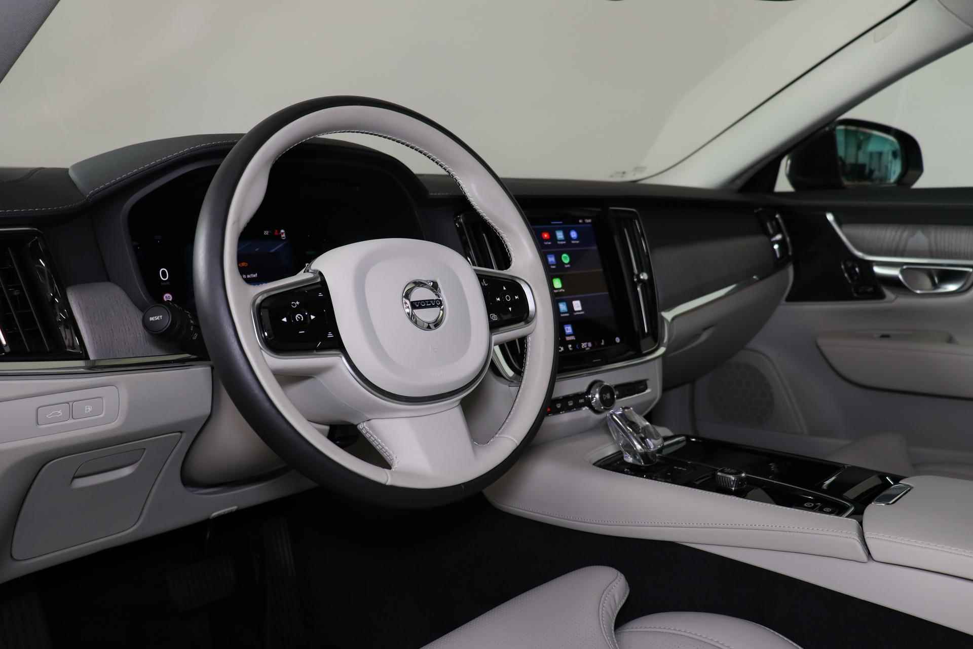 Volvo S90 T8 AWD Ultimate Bright - LONG RANGE - Luchtvering - Schuif/kanteldak - IntelliSafe Assist & Surround - 360° Camera - Harman/Kardon audio - Verwarmde voorstoelen, stuur & achterbank - Parkeersensoren voor & achter - Elektr. bedienb. voorstoelen met geheugen - Head up display - 20' LMV - 22/28