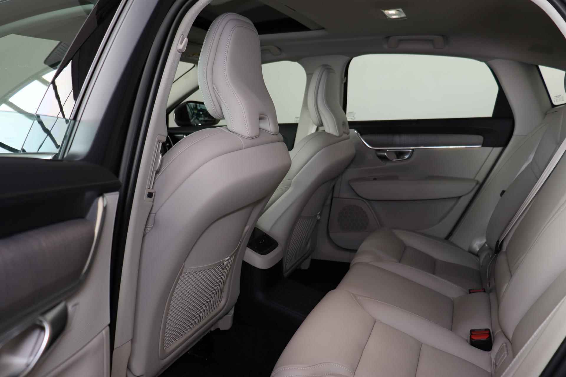 Volvo S90 T8 AWD Ultimate Bright - LONG RANGE - Luchtvering - Schuif/kanteldak - IntelliSafe Assist & Surround - 360° Camera - Harman/Kardon audio - Verwarmde voorstoelen, stuur & achterbank - Parkeersensoren voor & achter - Elektr. bedienb. voorstoelen met geheugen - Head up display - 20' LMV - 24/28