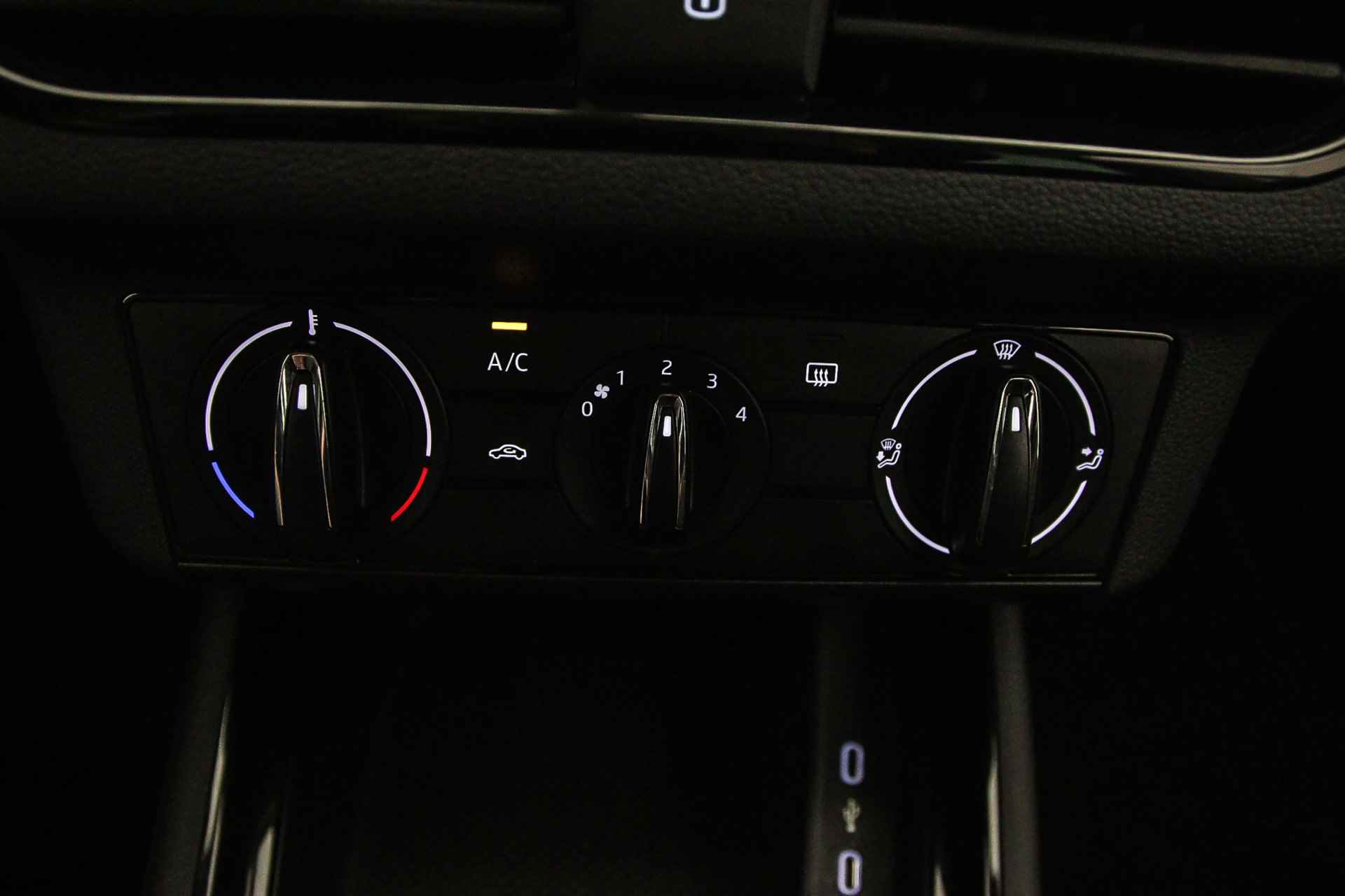 Škoda Kamiq Ambition 1.0 TSI 110pk Cruise control, Airco, DAB, Radio, LED verlichting, Parkeersensor achter, App connect - 17/37