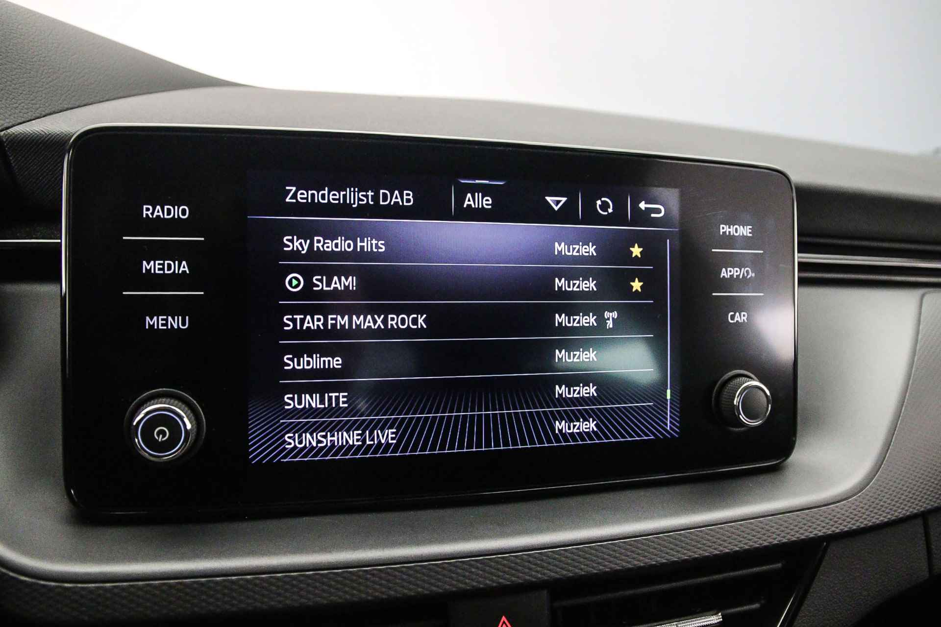 Škoda Kamiq Ambition 1.0 TSI 110pk Cruise control, Airco, DAB, Radio, LED verlichting, Parkeersensor achter, App connect - 20/37