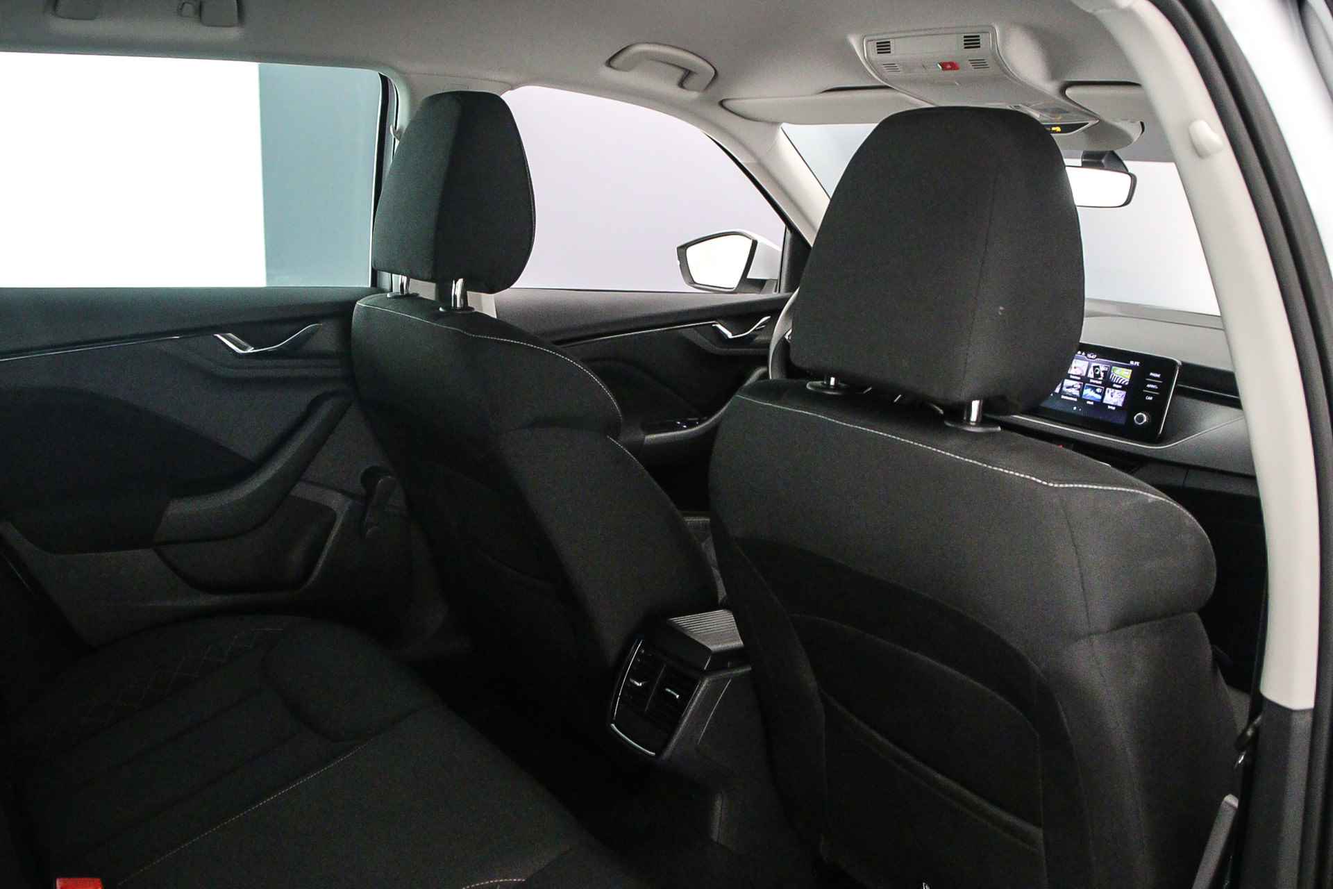 Škoda Kamiq Ambition 1.0 TSI 110pk Cruise control, Airco, DAB, Radio, LED verlichting, Parkeersensor achter, App connect - 34/37