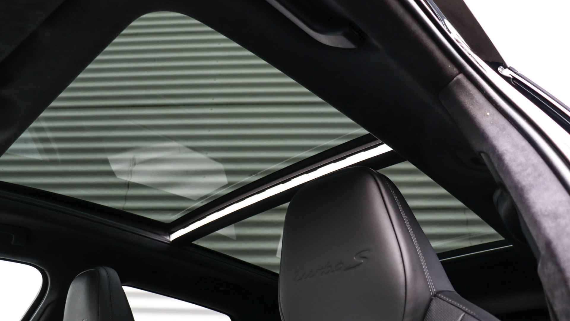 Porsche Cayenne 4.0 Turbo S E-Hybrid SportDesign | Panoramadak | Stoelventilatie | Keramisch | Soft-Close | Achterasbesturing - 9/37