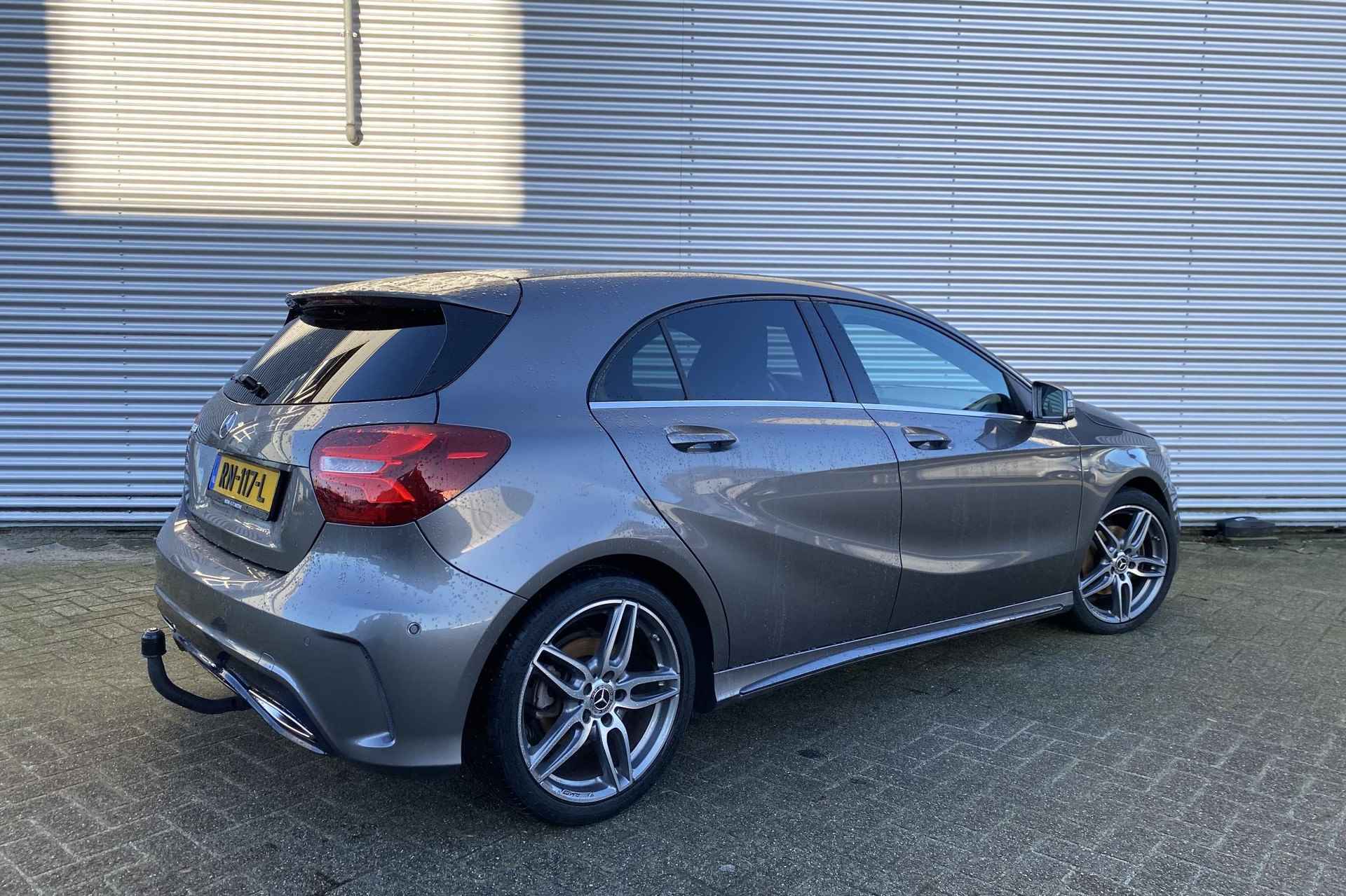 Mercedes-Benz A-klasse A 180 AMG Line | Ambition Pakket | Parkpilot | LED | Navigatie | Trekhaak | Zitcomfortpakket | Licht en Zichtpakket - 2/29