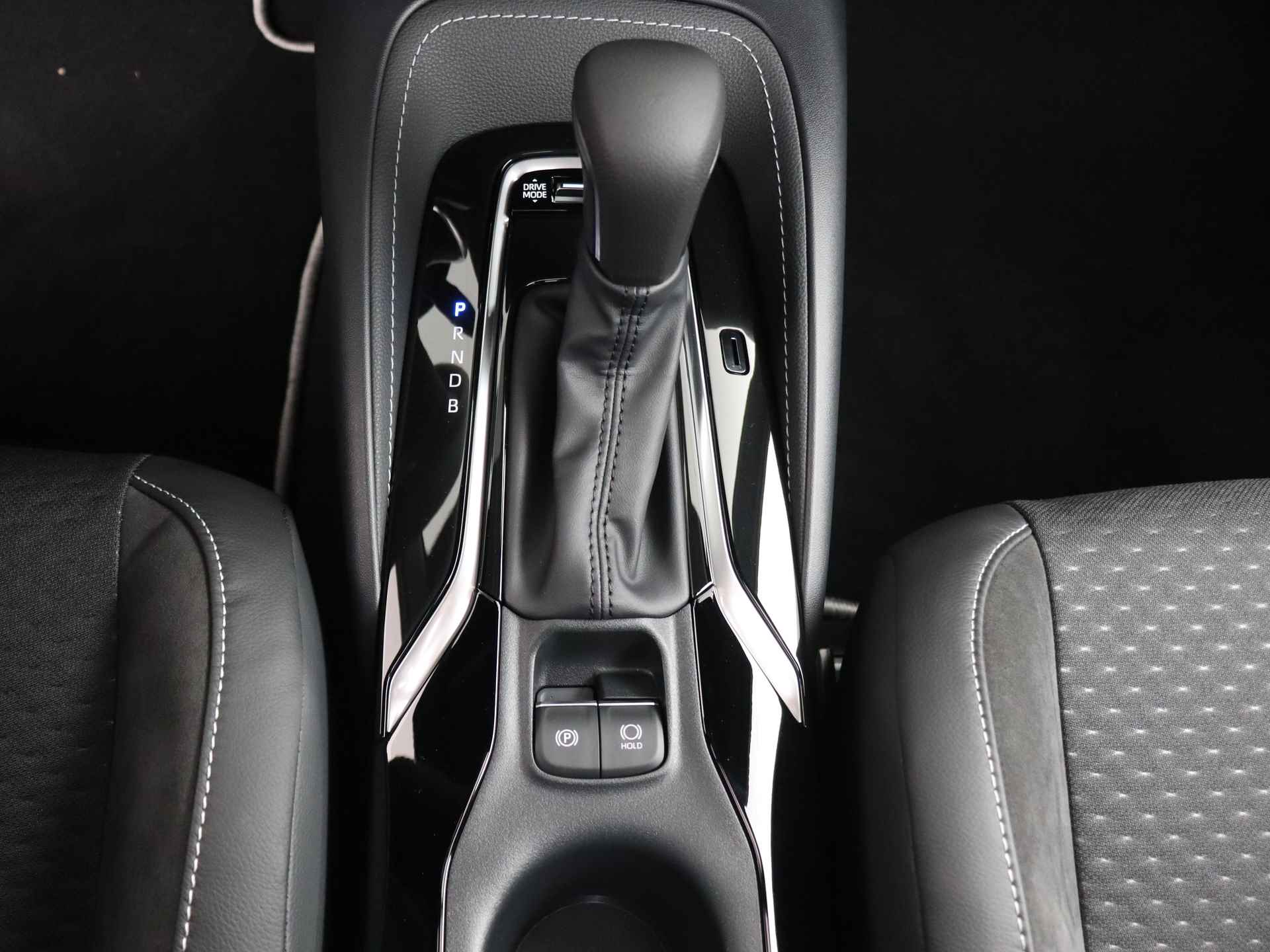 Toyota Corolla Touring Sports 1.8 Hybrid Executive | DEMO | Panoramadak | Navigatie | JBL | - 10/39
