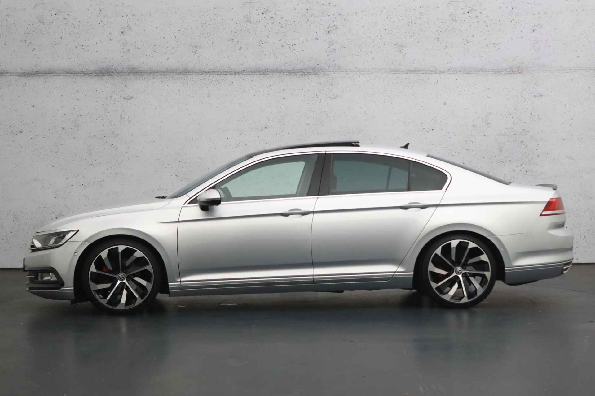 Volkswagen Passat 1.4 TSI ACT Highline | Elektrisch glazen schuifdak | Half lederen bekleding | Adaptieve cruise control - 7/32